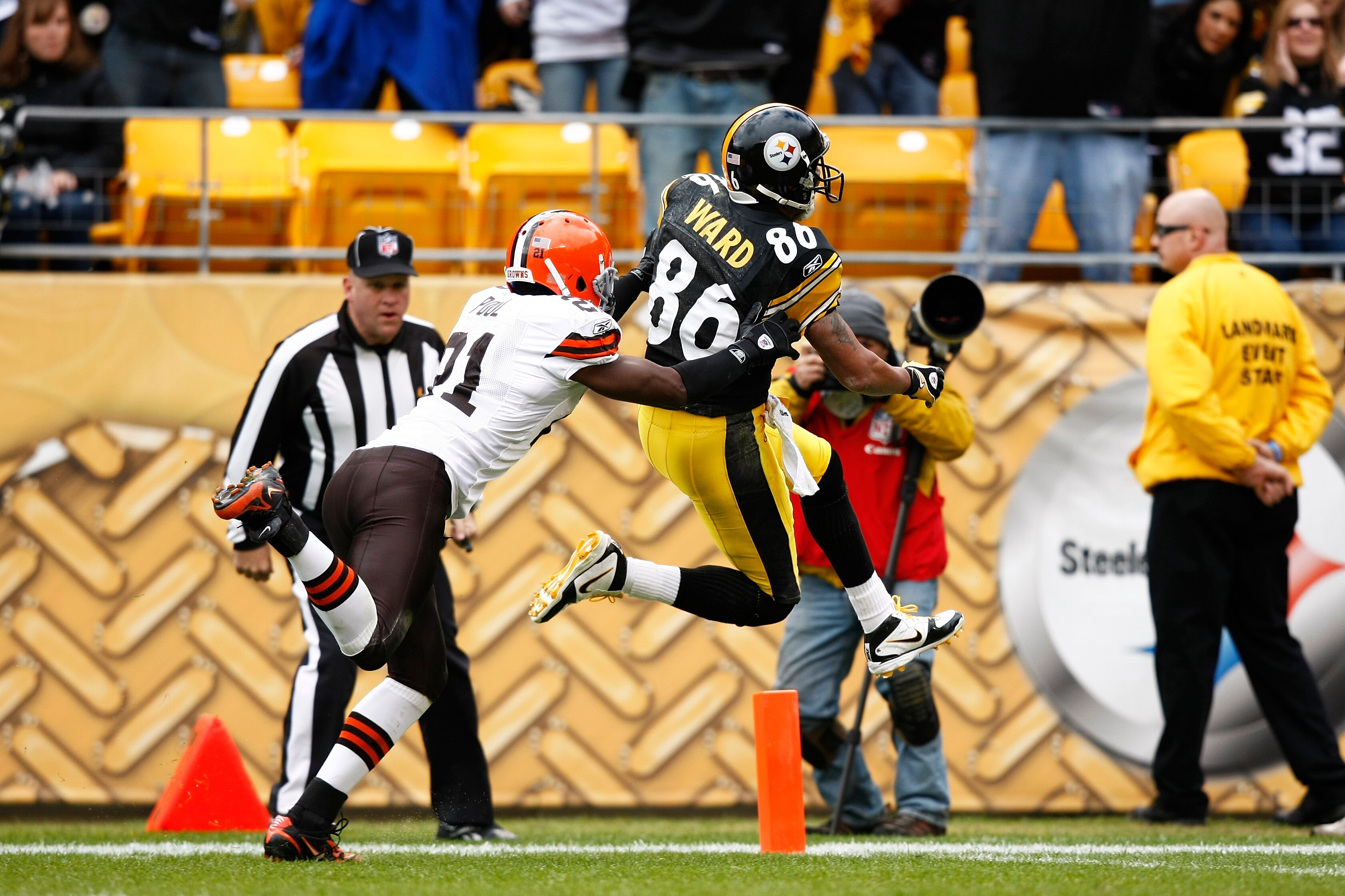 PITTSBURGH, PA - OCTOBER 18: Hines Ward #86 of the Pittsburgh Steelers jumps across the goal line to score on a first half reception ahead of Brodney Pool #21 of the Cleveland Browns at Heinz Field on October 18, 2009 in Pittsburgh, Pennsylvania. (Photo b