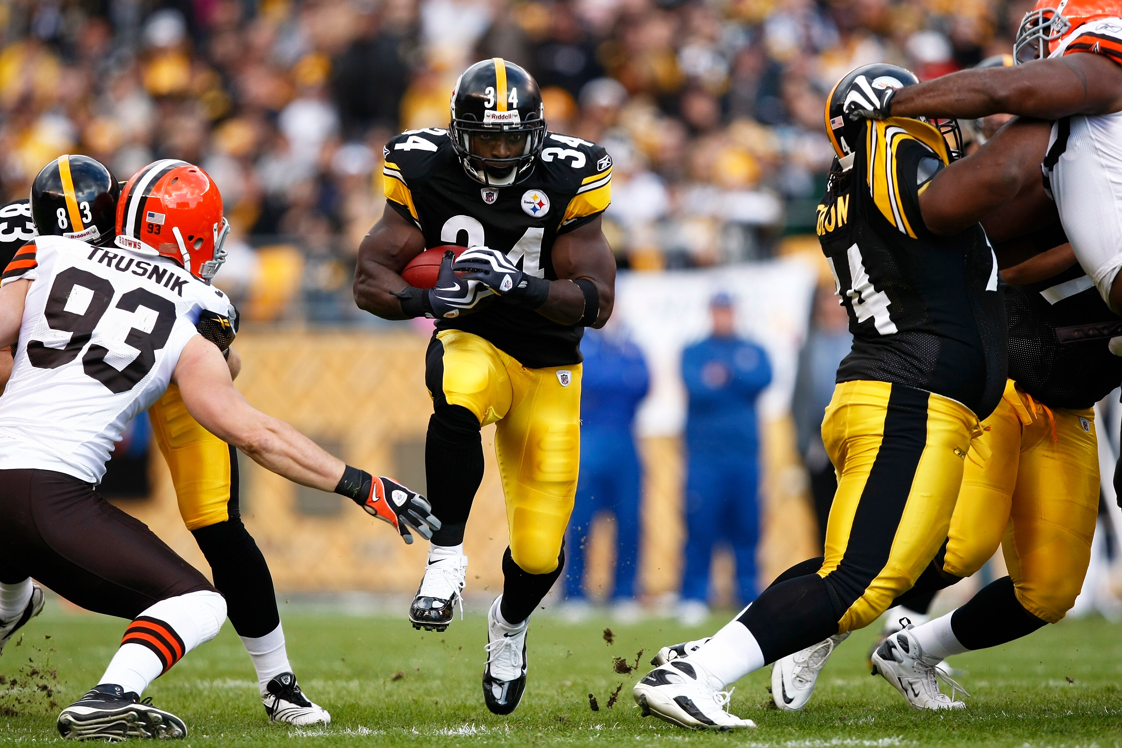 PITTSBURGH, PA - OCTOBER 18: Rashard Mendenhall #34 of the Pittsburgh Steelers runs with the football against the Cleveland Browns at Heinz Field on October 18, 2009 in Pittsburgh, Pennsylvania. The Steelers defeated the Browns 27-14. (Photo by Joe Robbin
