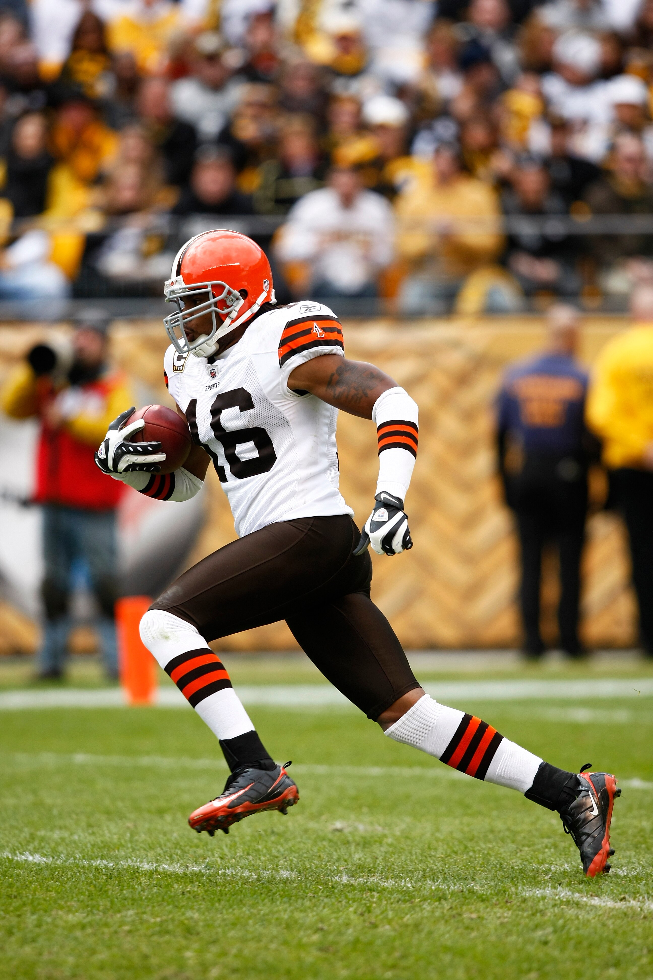 PITTSBURGH, PA - OCTOBER 18: Josh Cribbs #16 of the Cleveland Browns returns a kickoff for a touchdown in the first half against the Pittsburgh Steelers at Heinz Field on October 18, 2009 in Pittsburgh, Pennsylvania. (Photo by Joe Robbins/Getty Images)