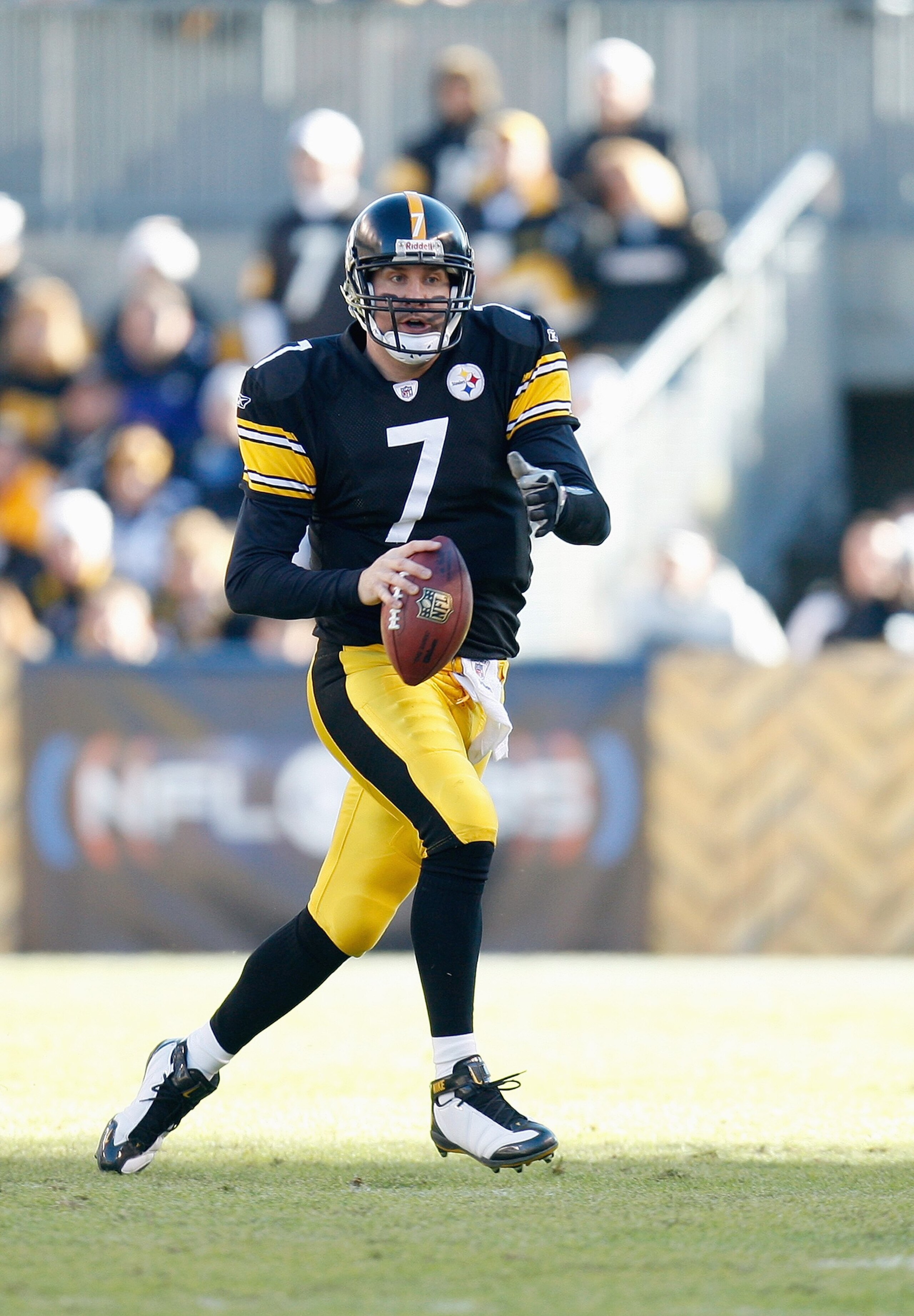 PITTSBURGH - DECEMBER 28: Quarterback Ben Roethlisberger #7 of the Pittsburgh Steelers moves to pass the ball downfield during the game against the Cleveland Browns on December 28, 2008 at Heinz Field in Pittsburgh, Pennsylvania. (Photo by: Gregory Shamu PITTSBURGH - DECEMBER 28: Quarterback Ben Roethlisberger #7 of the Pittsburgh Steelers moves to pass the ball downfield during the game against the Cleveland Browns on December 28, 2008 at Heinz Field in Pittsburgh, Pennsylvania. (Photo by: Gregory Shamu
