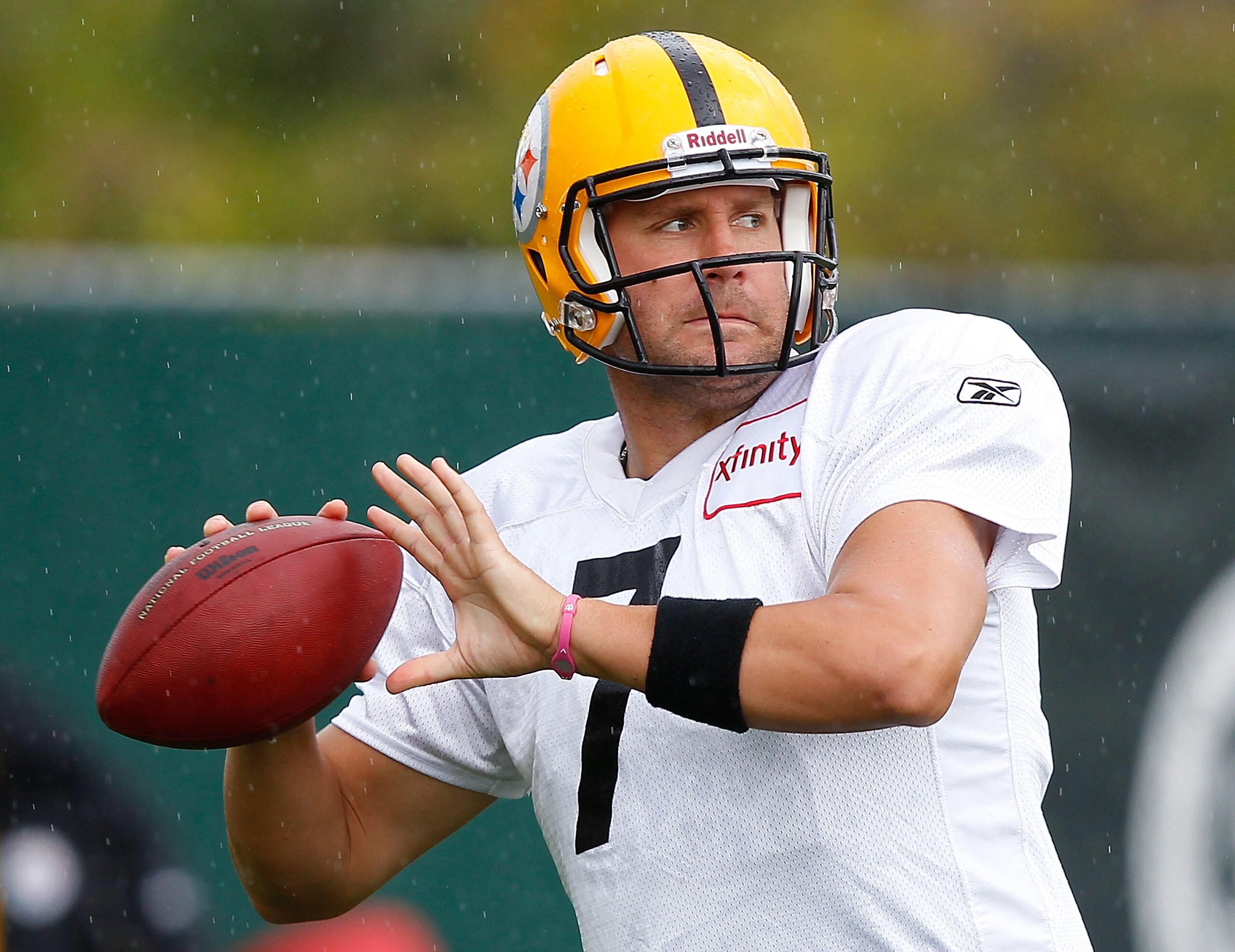 PITTSBURGH - OCTOBER 14: Ben Roethlisberger #7 of the Pittsburgh Steelers practices at the Pittsburgh Steelers South Side training facility on October 14, 2010 in Pittsburgh, Pennsylvania. (Photo by Jared Wickerham/Getty Images) PITTSBURGH - OCTOBER 14: Ben Roethlisberger #7 of the Pittsburgh Steelers practices at the Pittsburgh Steelers South Side training facility on October 14, 2010 in Pittsburgh, Pennsylvania. (Photo by Jared Wickerham/Getty Images)