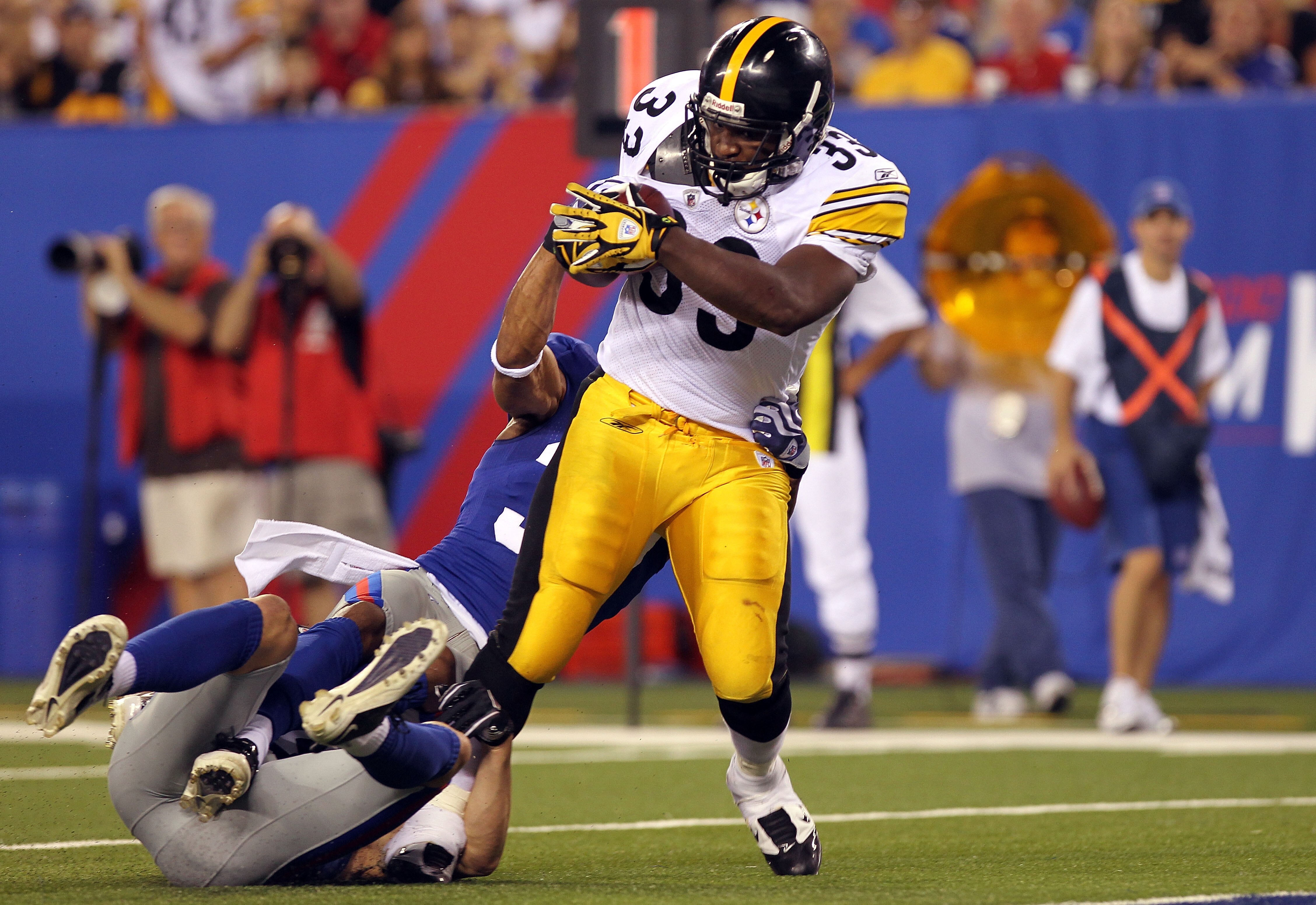 EAST RUTHERFORD, NJ - AUGUST 21: Isaac Redman #33 of the Pittsburgh Steelers rushes in for a touchdown against the New York Giants during their preseason game at New Meadowlands Stadium on August 21, 2010 in East Rutherford, New Jersey.  (Photo by Nick La