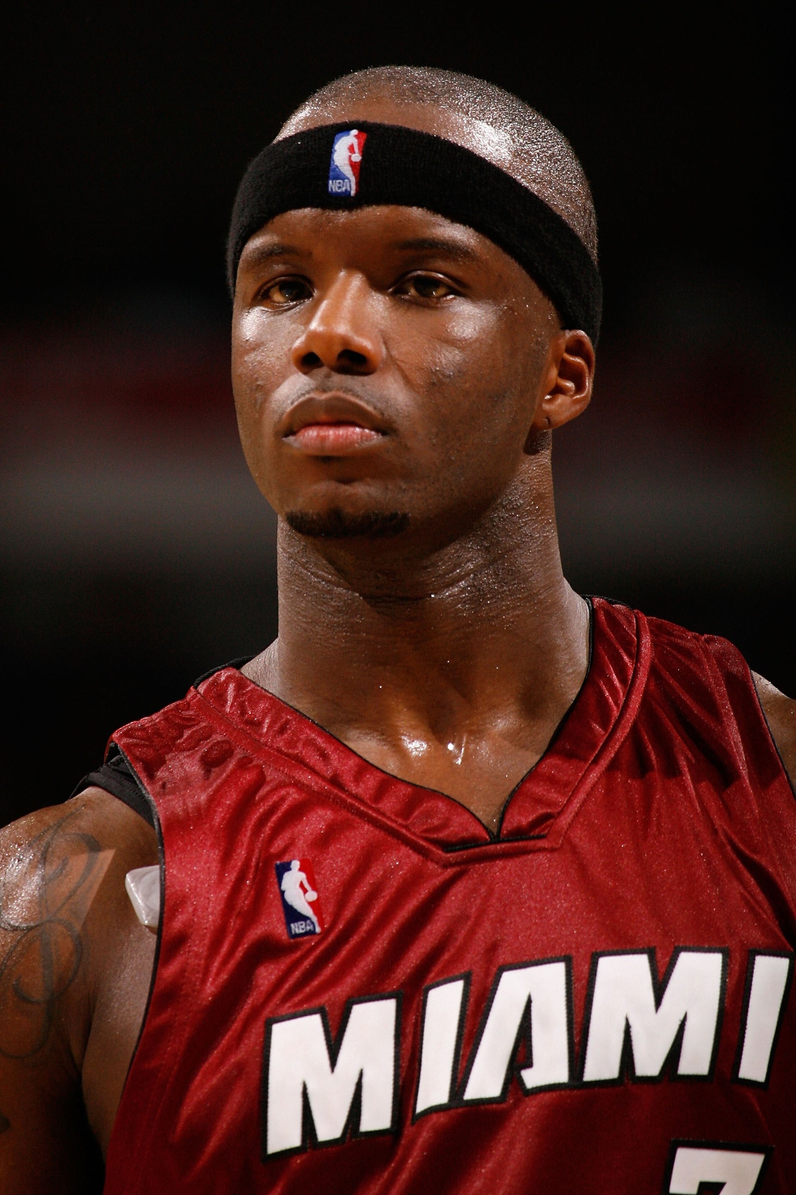 NEW ORLEANS - DECEMBER 30: Jermaine O'Neal #7 of the Miami Heat looks on during the game against the New Orleans Hornets at New Orleans Arena on December 30, 2009 in New Orleans, Louisiana. NOTE TO USER: User expressly acknowledges and agrees that, by d NEW ORLEANS - DECEMBER 30: Jermaine O'Neal #7 of the Miami Heat looks on during the game against the New Orleans Hornets at New Orleans Arena on December 30, 2009 in New Orleans, Louisiana. NOTE TO USER: User expressly acknowledges and agrees that, by d