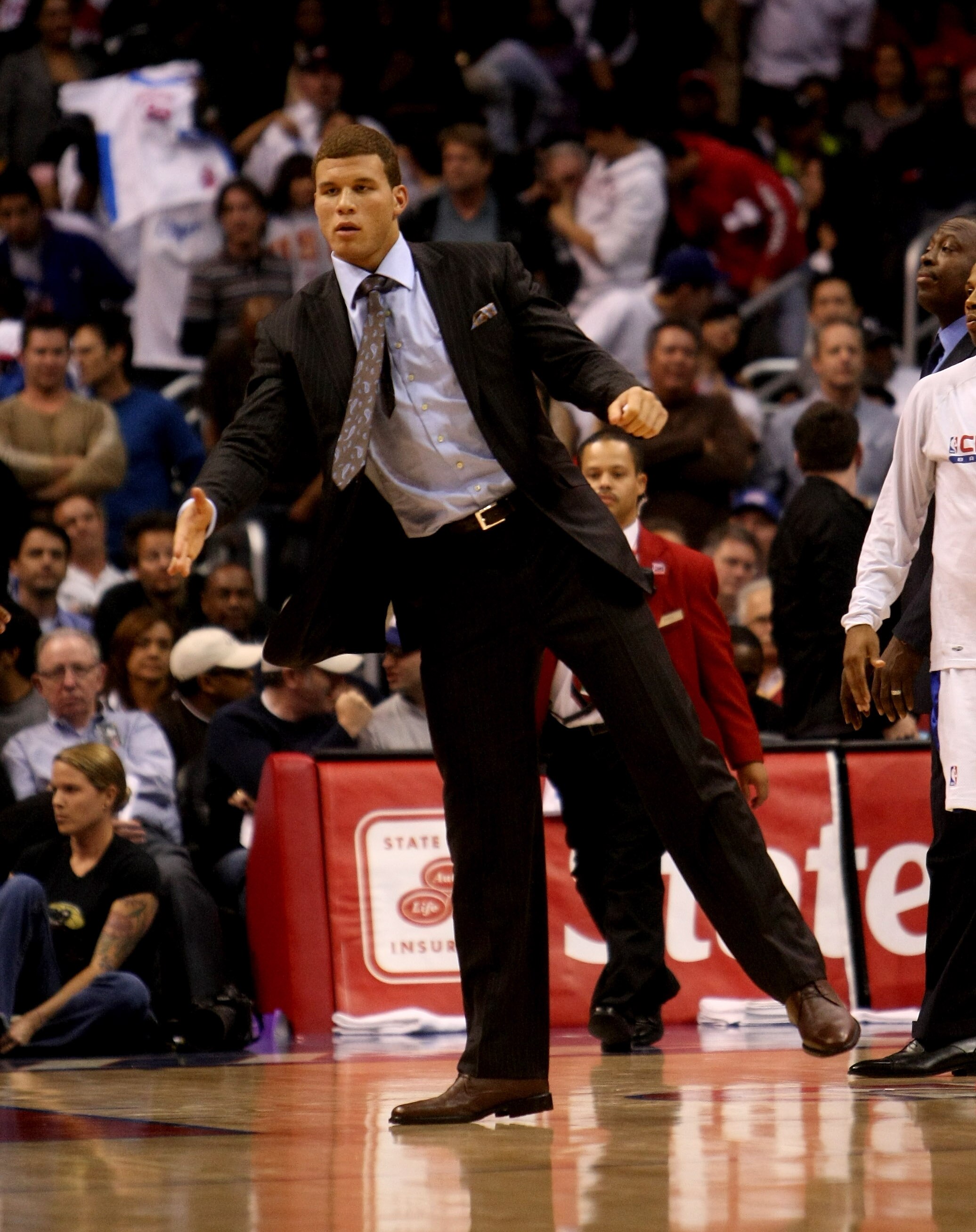 LOS ANGELES - OCTOBER 28:  Injured forward Blake Griffin #32 of the Los Angeles Clippers greets a teammate during a time out against the Phoenix Suns on October 28, 2009 at Staples Center in Los Angeles, California. The Suns won 109-107.   NOTE TO USER: U
