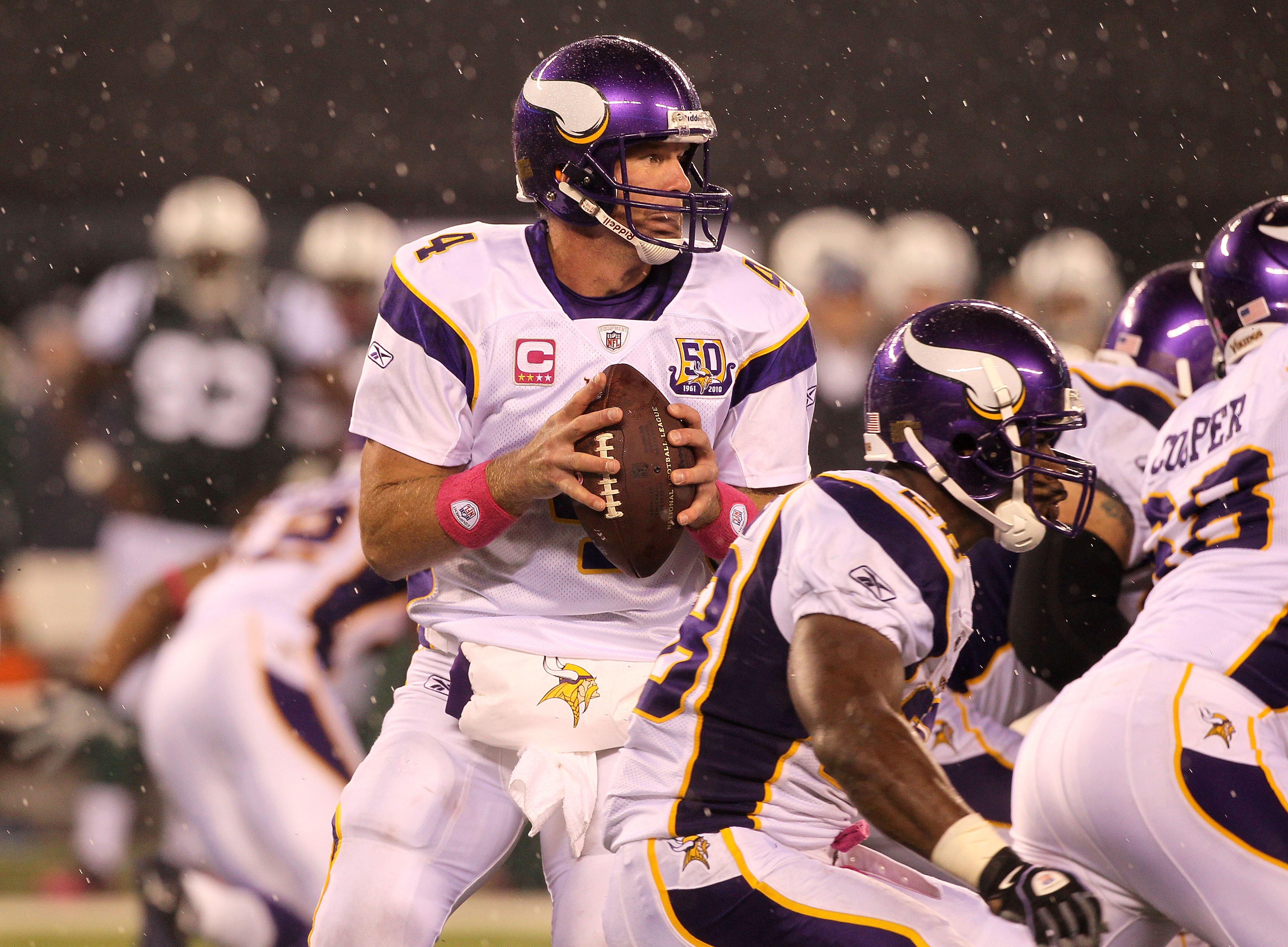EAST RUTHERFORD, NJ - OCTOBER 11:  Brett Favre #4 of the Minnesota Vikings drops back to pass against the New York Jets at New Meadowlands Stadium on October 11, 2010 in East Rutherford, New Jersey.  (Photo by Jim McIsaac/Getty Images)