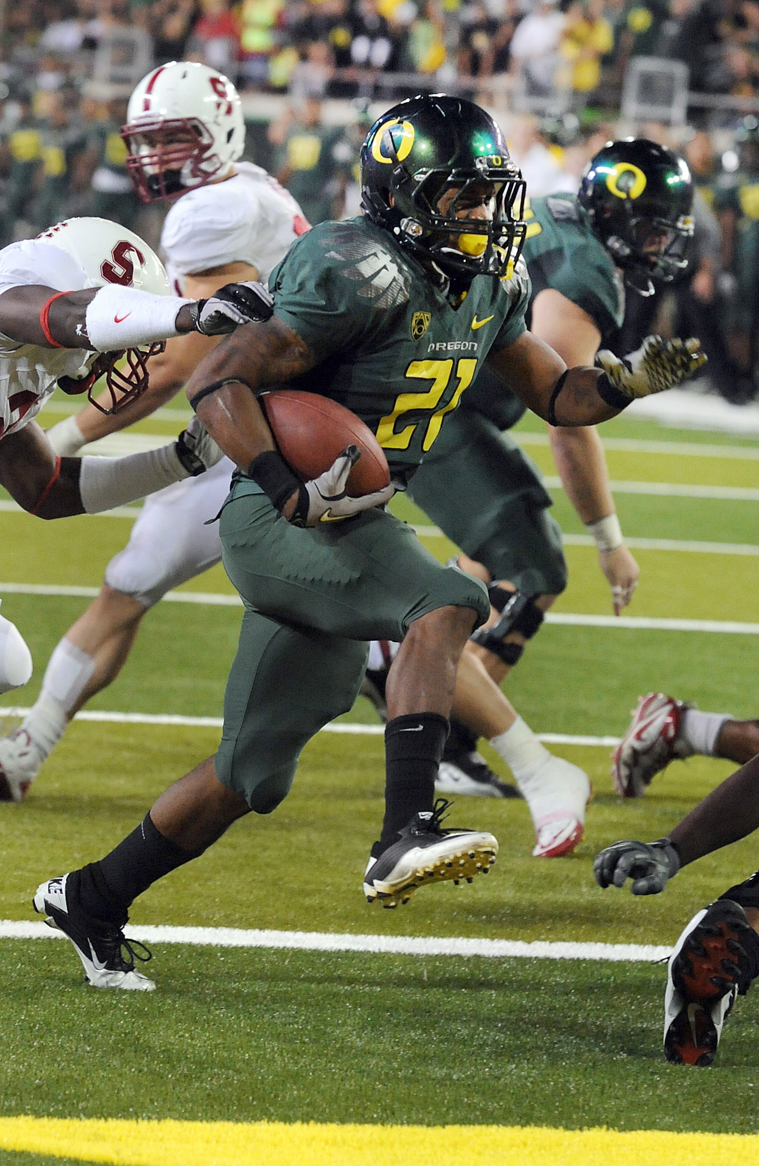 EUGENE, OR - OCTOBER 2: Running back LaMichael James #21 of the Oregon Ducks breaks in to the end zone for a touchdown in the third quarter of the game against the Stanford Cardinal at Autzen Stadium on October 2, 2010 in Eugene, Oregon. James ran for 257 EUGENE, OR - OCTOBER 2: Running back LaMichael James #21 of the Oregon Ducks breaks in to the end zone for a touchdown in the third quarter of the game against the Stanford Cardinal at Autzen Stadium on October 2, 2010 in Eugene, Oregon. James ran for 257