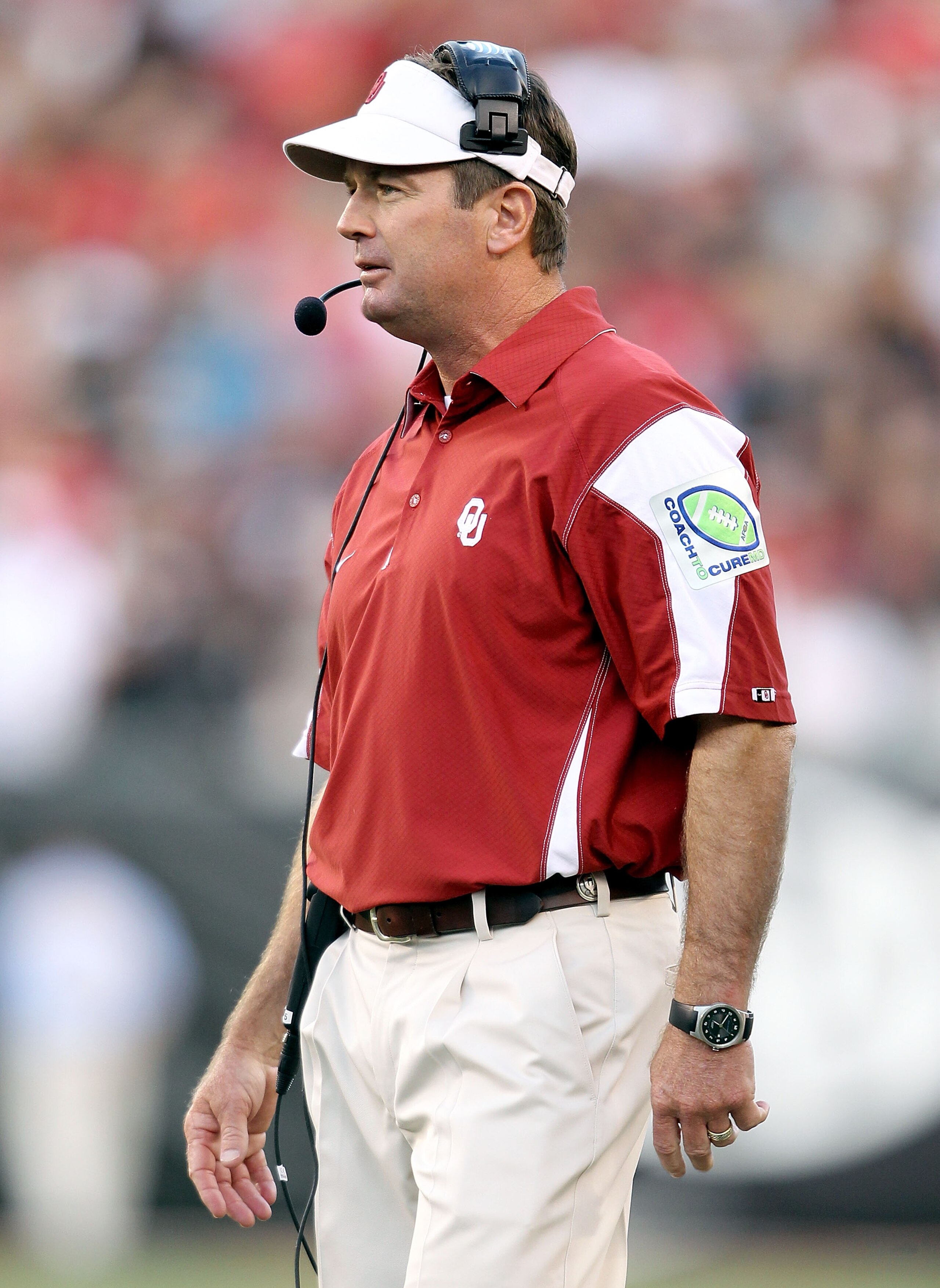 CINCINNATI - SEPTEMBER 25:  Bob Stoops the Head Coach of the Oklahoma Sooners walks onto the field during the game against the Cincinnati Bearcats at Paul Brown Stadium on September 25, 2010 in Cincinnati, Ohio.  (Photo by Andy Lyons/Getty Images)