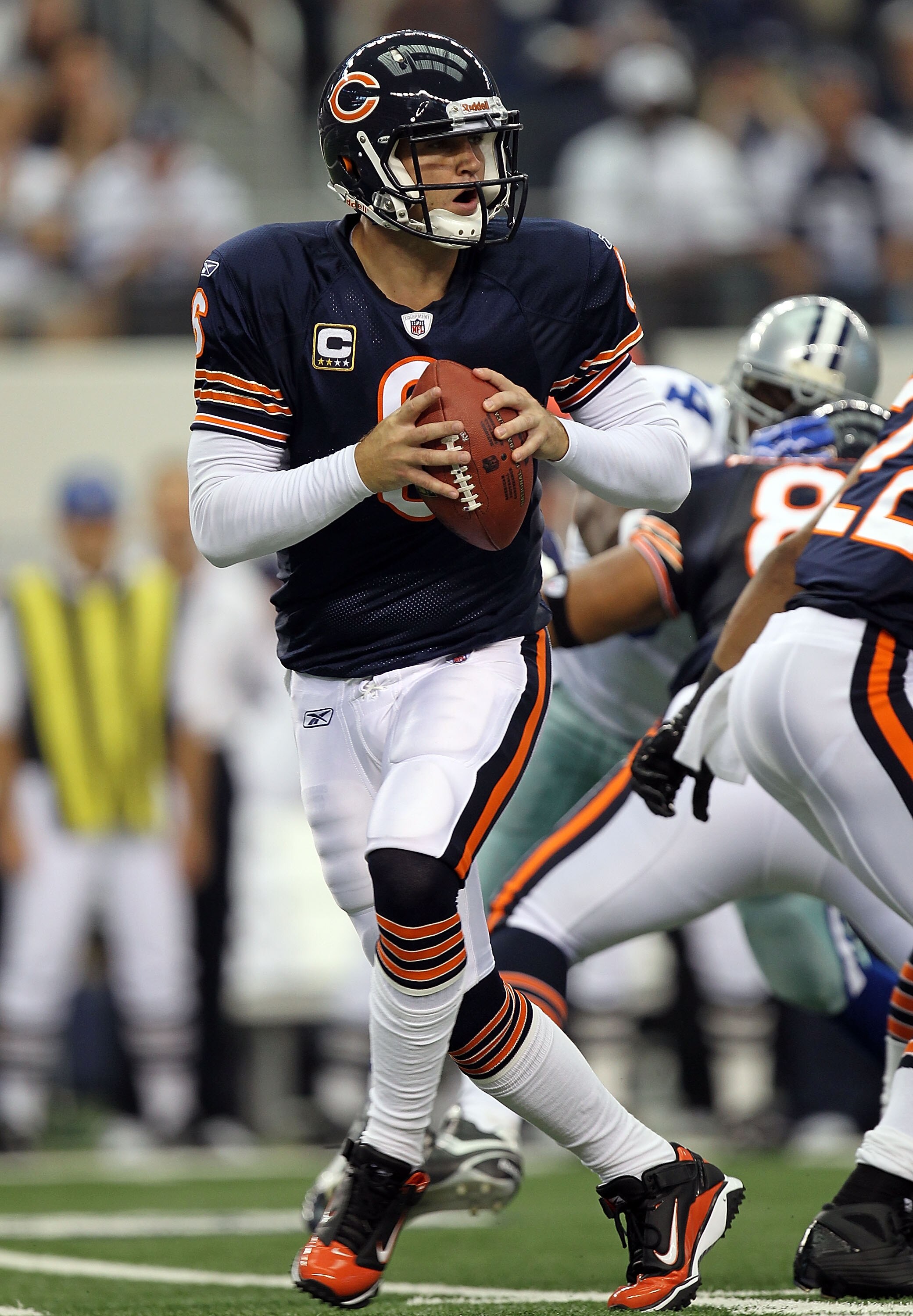 ARLINGTON, TX - SEPTEMBER 19:  Quarterback Jay Cutler #6 of the Chicago Bears at Cowboys Stadium on September 19, 2010 in Arlington, Texas.  (Photo by Ronald Martinez/Getty Images)
