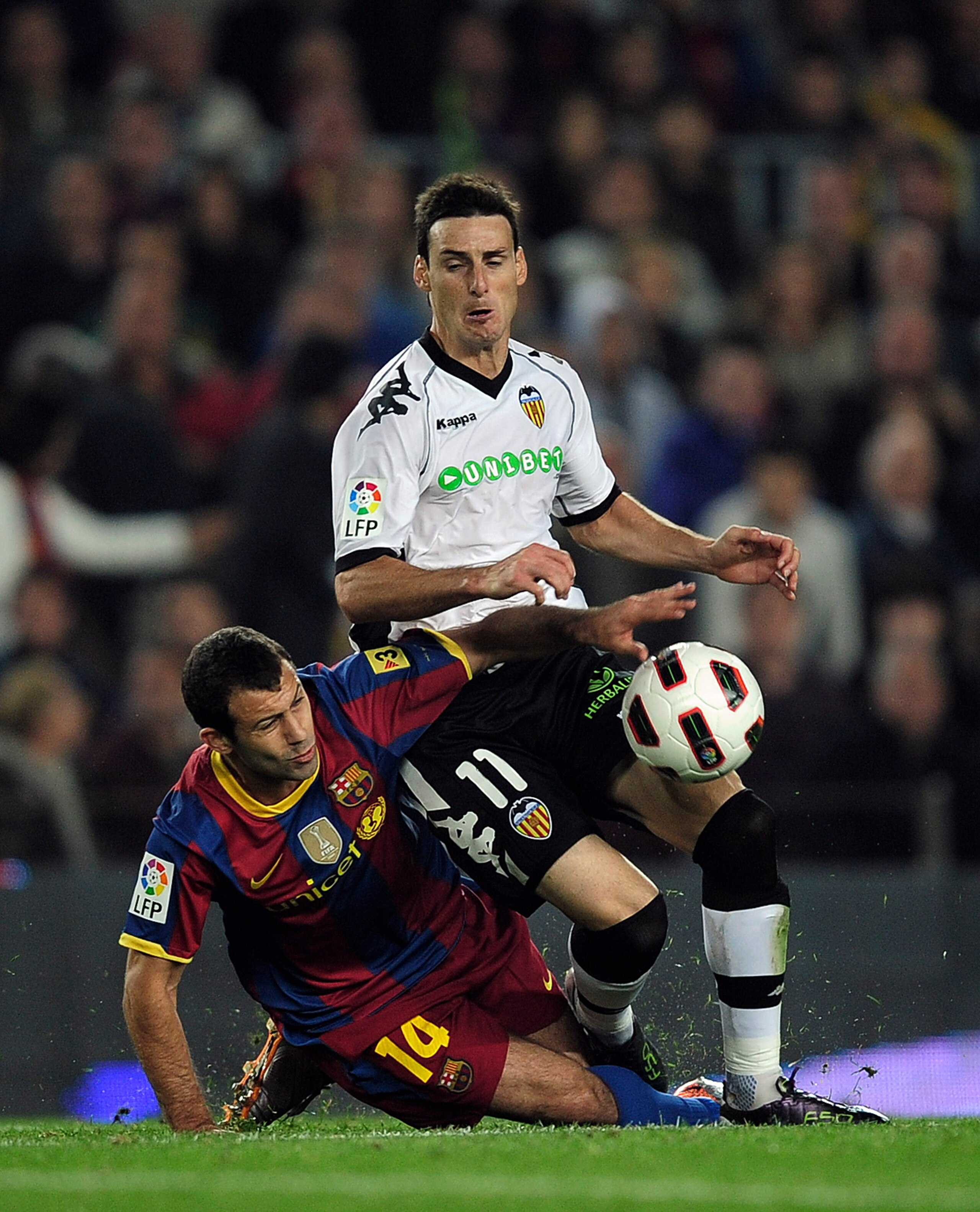 BARCELONA, SPAIN - OCTOBER 16:  Javier Mascherano of Barcelona (L) and Aritz Aduriz of Valencia duels for the ball during the La Liga match between Barcelona and Valencia at the Camp Nou stadium on October 16, 2010 in Barcelona, Spain.  (Photo by David Ra