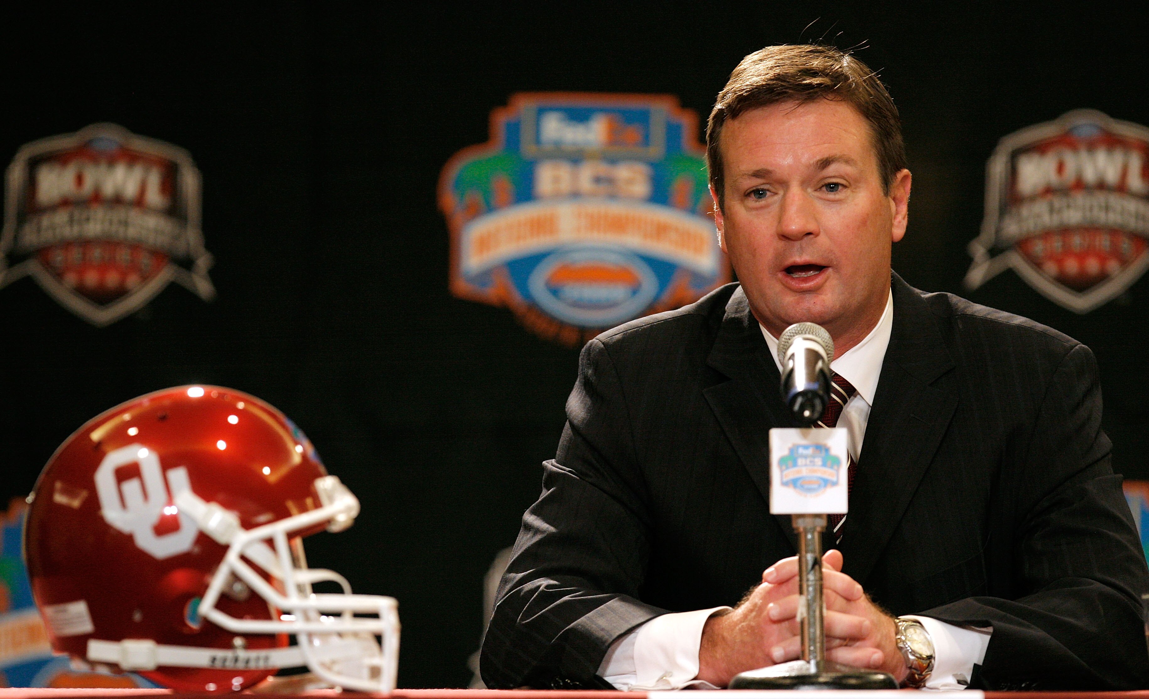 FORT LAUDERDALE, FL - JANUARY 07:  Head coach Bob Stoops of the Oklahoma Sooners speaks during the FedEx BCS Head Coaches Press Conference at Harbor Beach Marriott Resort & Spa on January 7, 2009 in Fort Lauderdale, Florida.  (Photo by Doug Benc/Getty Ima
