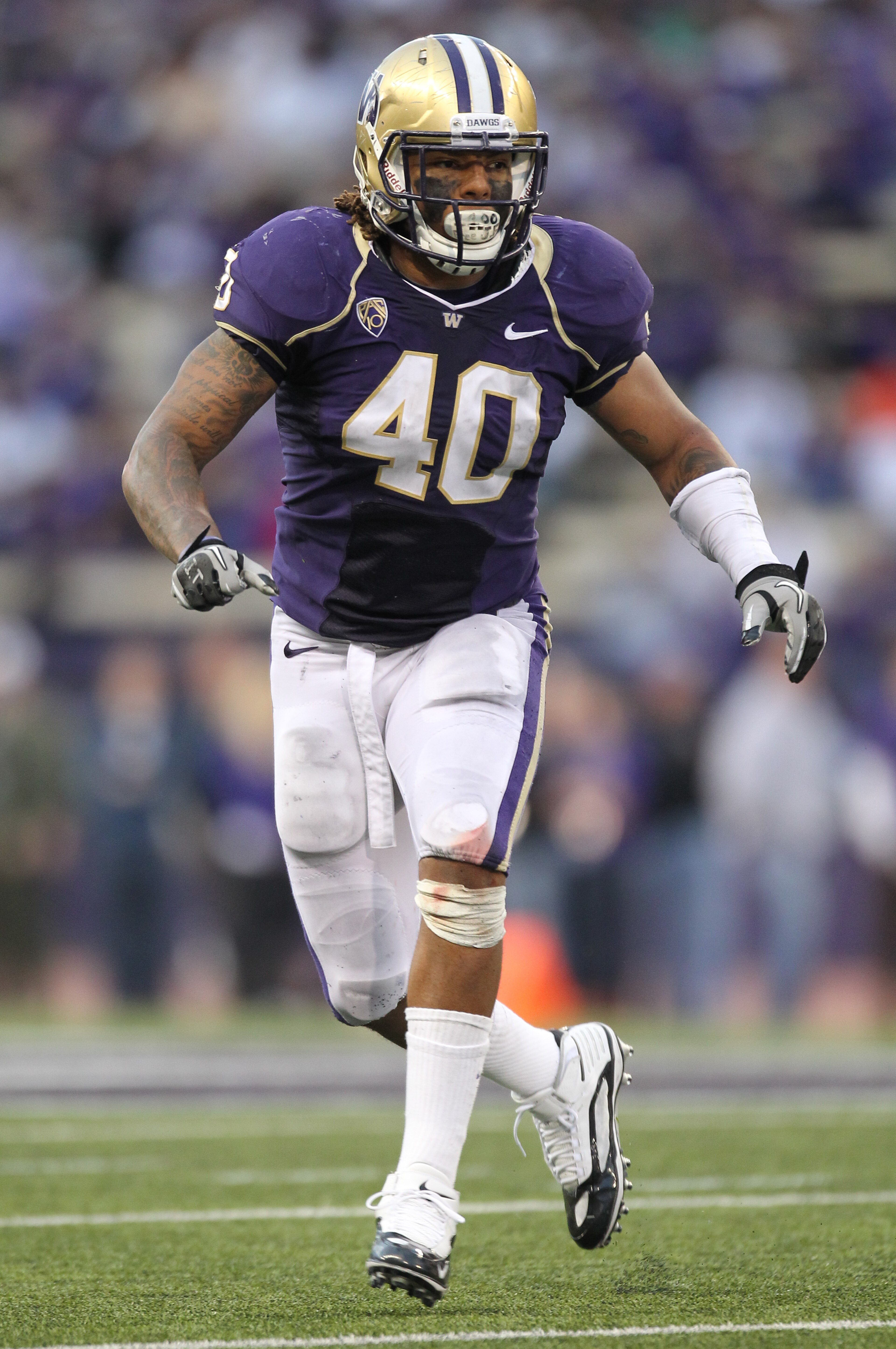 SEATTLE - SEPTEMBER 11:  Linebacker Mason Foster #40 of the Washington Huskies follows the play during the game against the Syracuse Orange on September 11, 2010 at Husky Stadium in Seattle, Washington. (Photo by Otto Greule Jr/Getty Images)