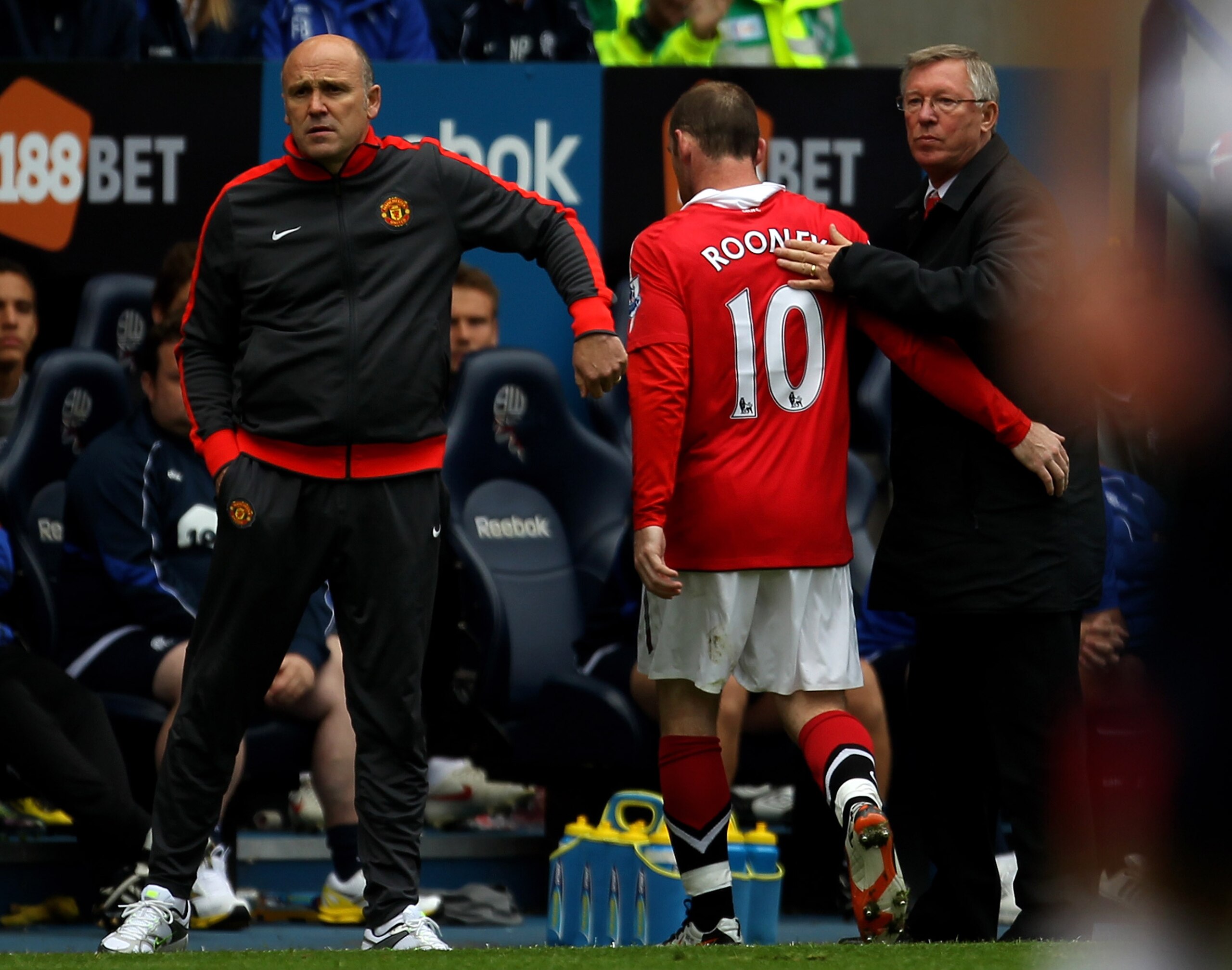 BOLTON, ENGLAND - SEPTEMBER 26:  Wayne Rooney of Manchester United is substituted during the Barclays Premier League match between Bolton Wanderers and Manchester United at the Reebok Stadium on September 26, 2010 in Bolton, England.  (Photo by Alex Lives
