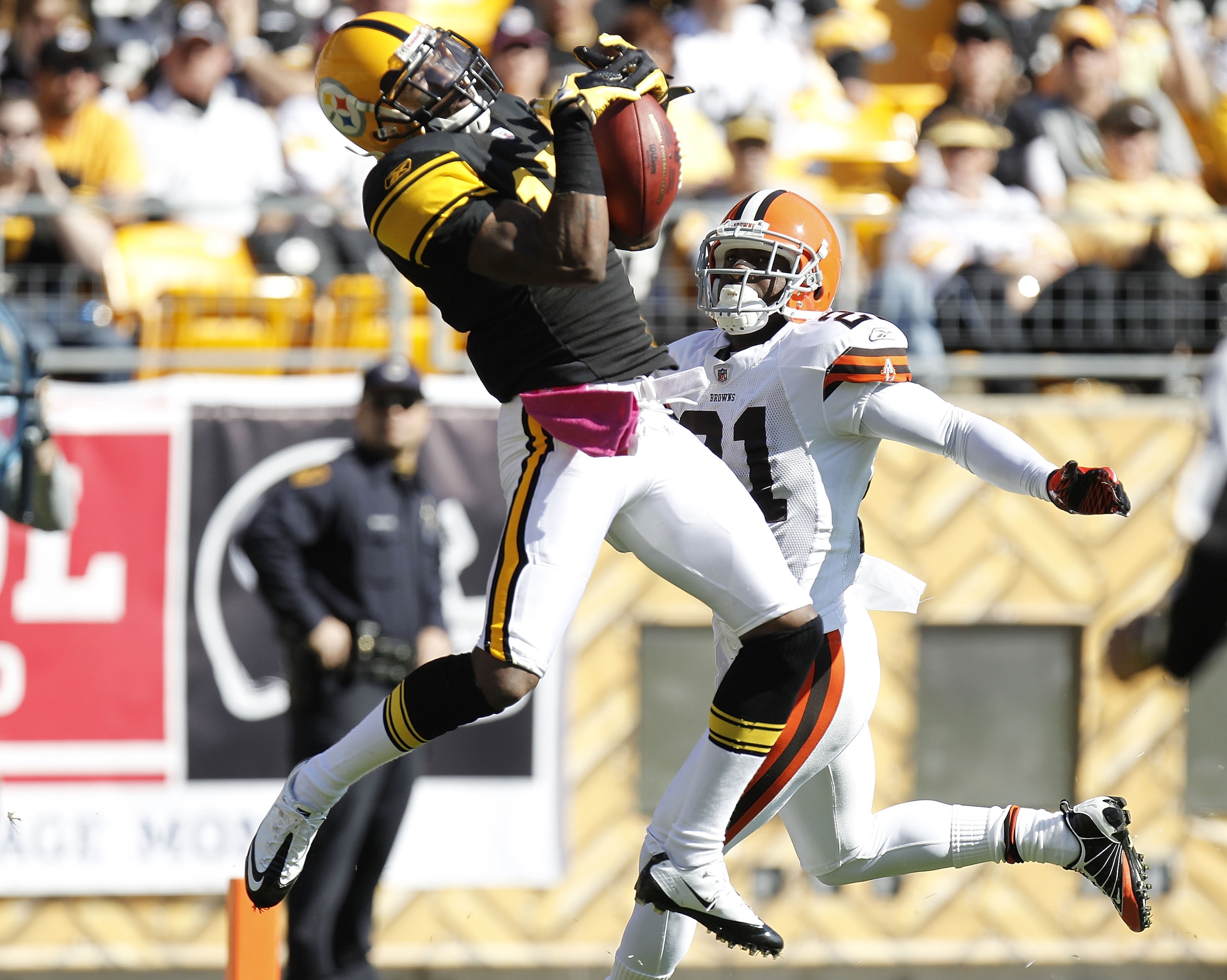 PITTSBURGH - OCTOBER 17: Mike Wallace #17 of the Pittsburgh Steelers cathces a second quarter touchdown pass in front of Eric Wright #21 of the Cleveland Browns on October 17, 2010 at Heinz Field in Pittsburgh, Pennsylvania. (Photo by Gregory Shamus/Get PITTSBURGH - OCTOBER 17: Mike Wallace #17 of the Pittsburgh Steelers cathces a second quarter touchdown pass in front of Eric Wright #21 of the Cleveland Browns on October 17, 2010 at Heinz Field in Pittsburgh, Pennsylvania. (Photo by Gregory Shamus/Get