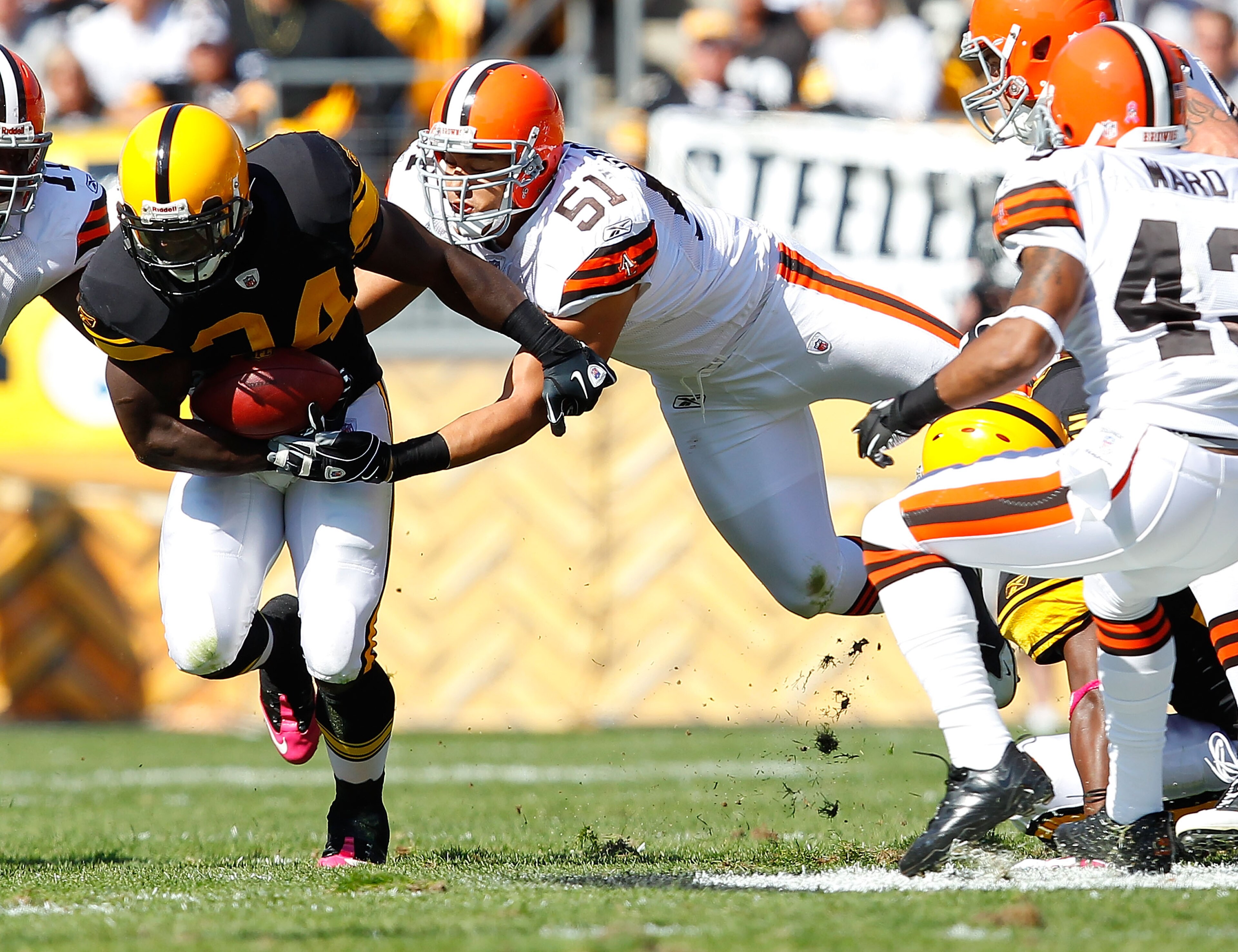 PITTSBURGH - OCTOBER 17:  Rashard Mendenhall #34 of the Pittsburgh Steelers runs through Chris Gocong #51 of the Cleveland Browns during the game on October 17, 2010 at Heinz Field in Pittsburgh, Pennsylvania.  (Photo by Jared Wickerham/Getty Images)