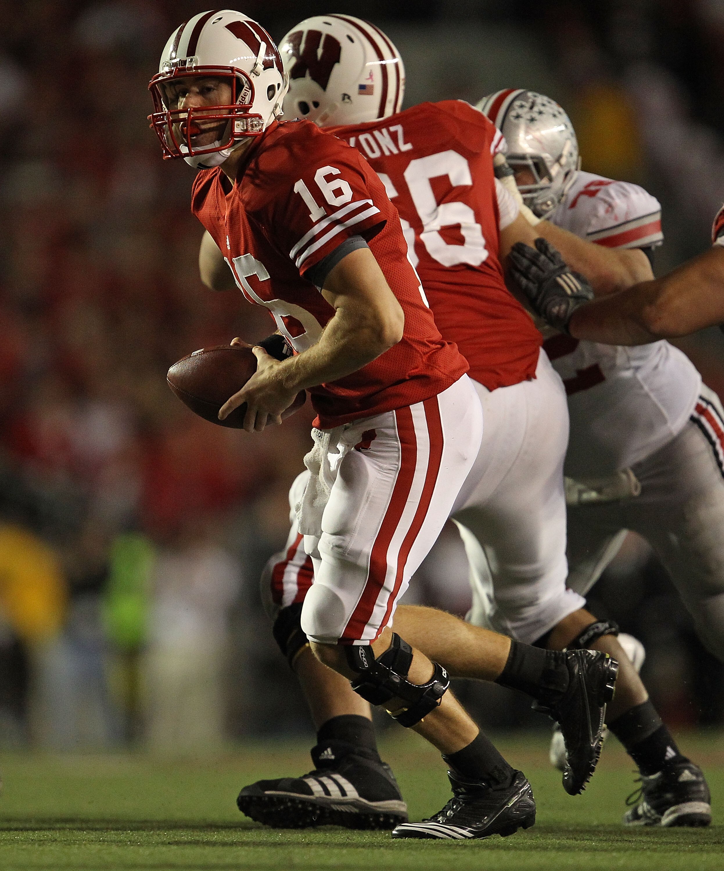MADISON, WI - OCTOBER 16: Scott Tolzien #16 of the Wisconsin Badgers turns to hand-off against the Ohio State Buckeyes at Camp Randall Stadium on October 16, 2010 in Madison, Wisconsin. Wisconsin defeated Ohio State 31-18. (Photo by Jonathan Daniel/Getty