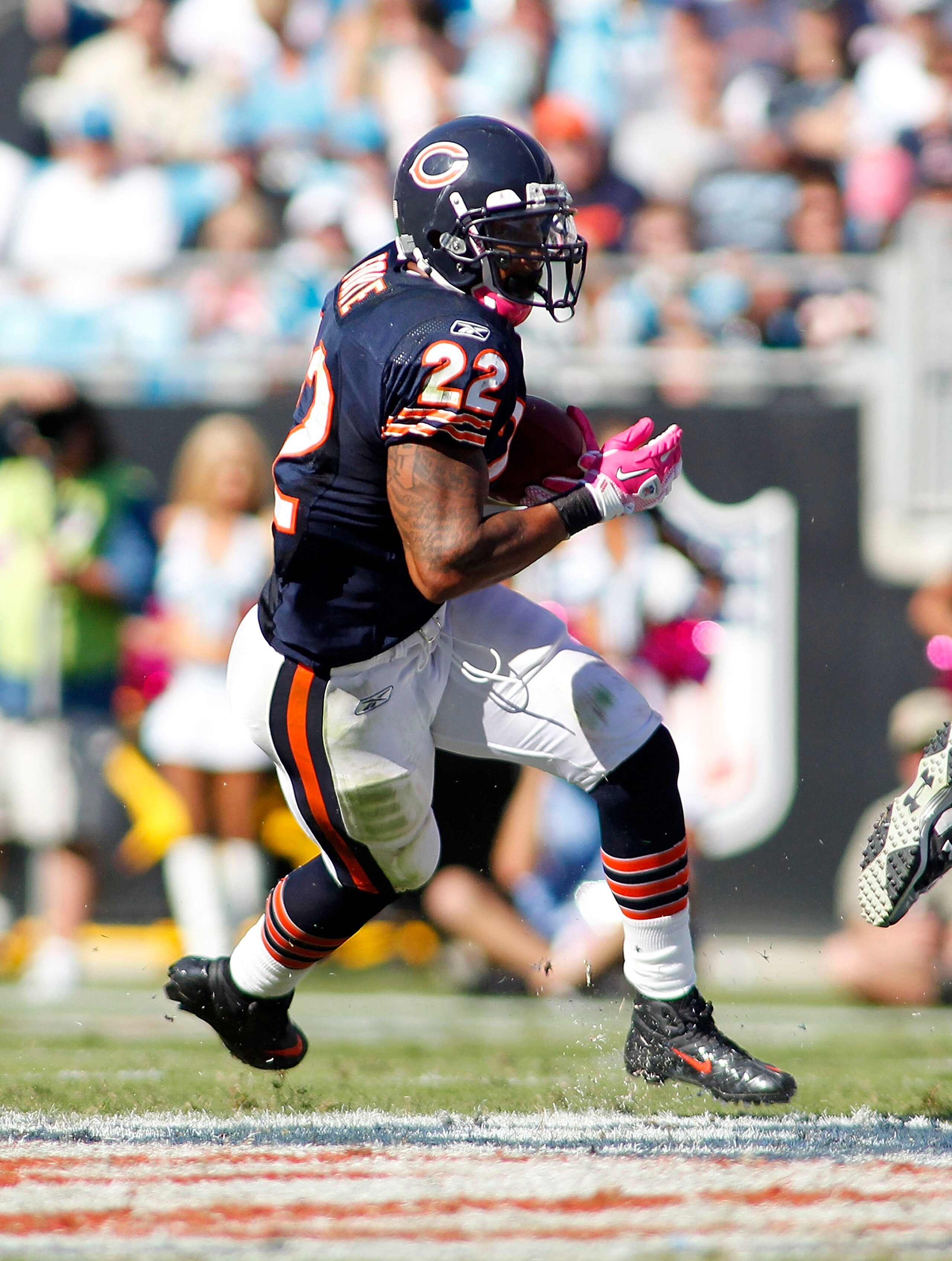 CHARLOTTE, NC - OCTOBER 10: Running back Matt Forte #22 of the Chicago Bears runs with the ball against the Carolina Panthers at Bank of America Stadium on October 10, 2010 in Charlotte, North Carolina. (Photo by Geoff Burke/Getty Images)
