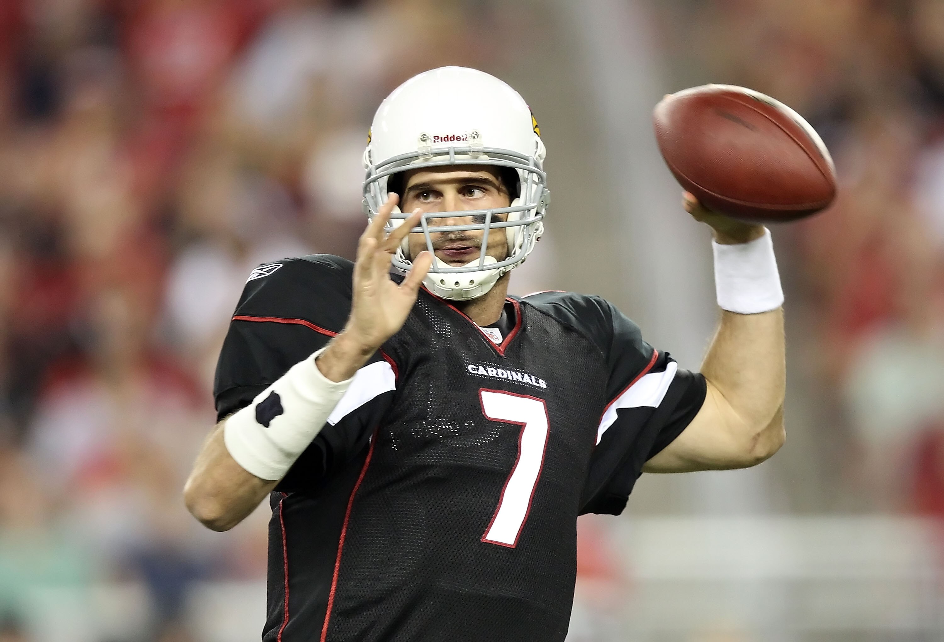 GLENDALE, AZ - SEPTEMBER 02:  Quarterback Matt Leinart #7 of the Arizona Cardinals throws a pass during preseason NFL game against the Washington Redskins at the University of Phoenix Stadium on September 2, 2010 in Glendale, Arizona. The Cardinals defeat