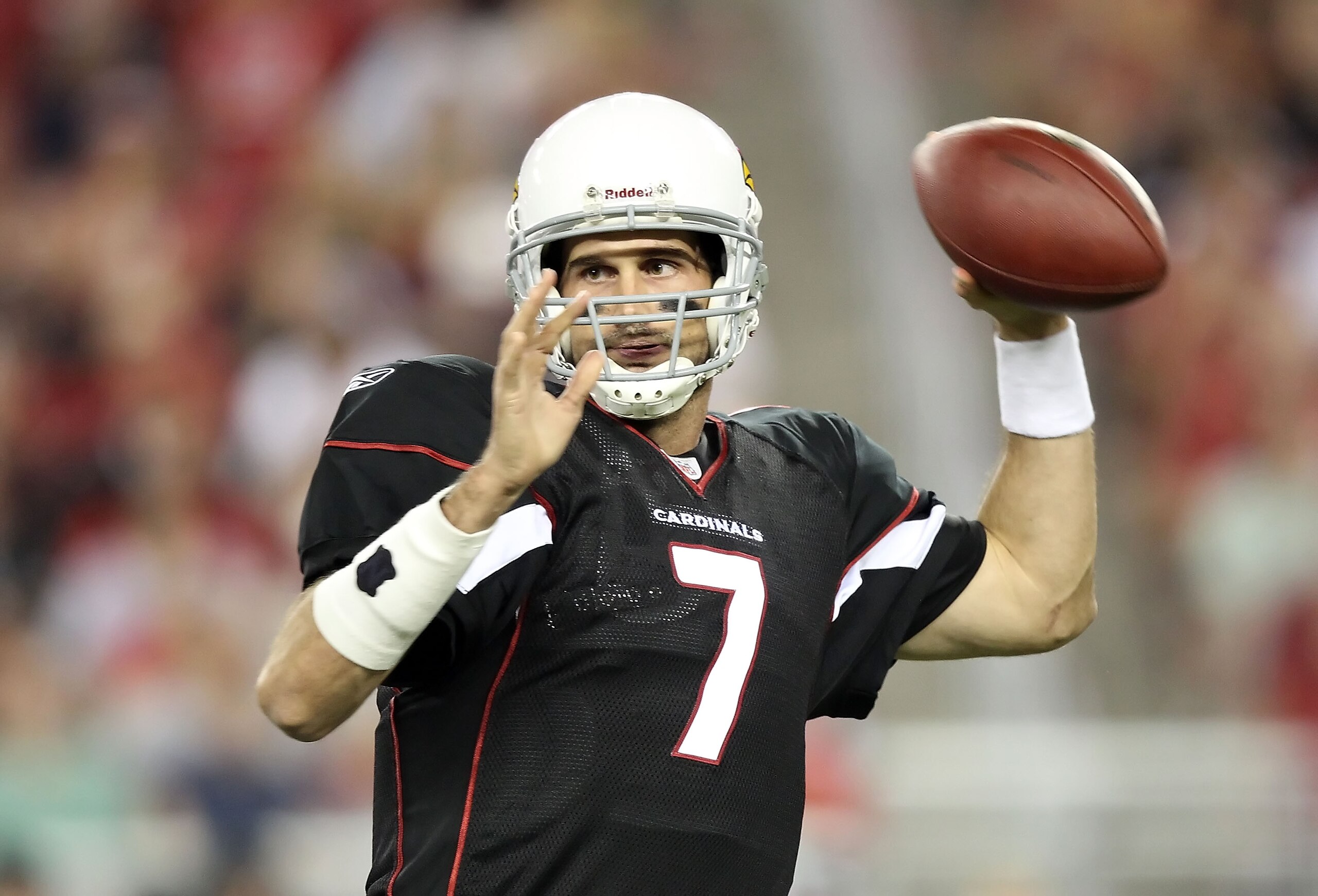 GLENDALE, AZ - SEPTEMBER 02:  Quarterback Matt Leinart #7 of the Arizona Cardinals throws a pass during preseason NFL game against the Washington Redskins at the University of Phoenix Stadium on September 2, 2010 in Glendale, Arizona. The Cardinals defeat