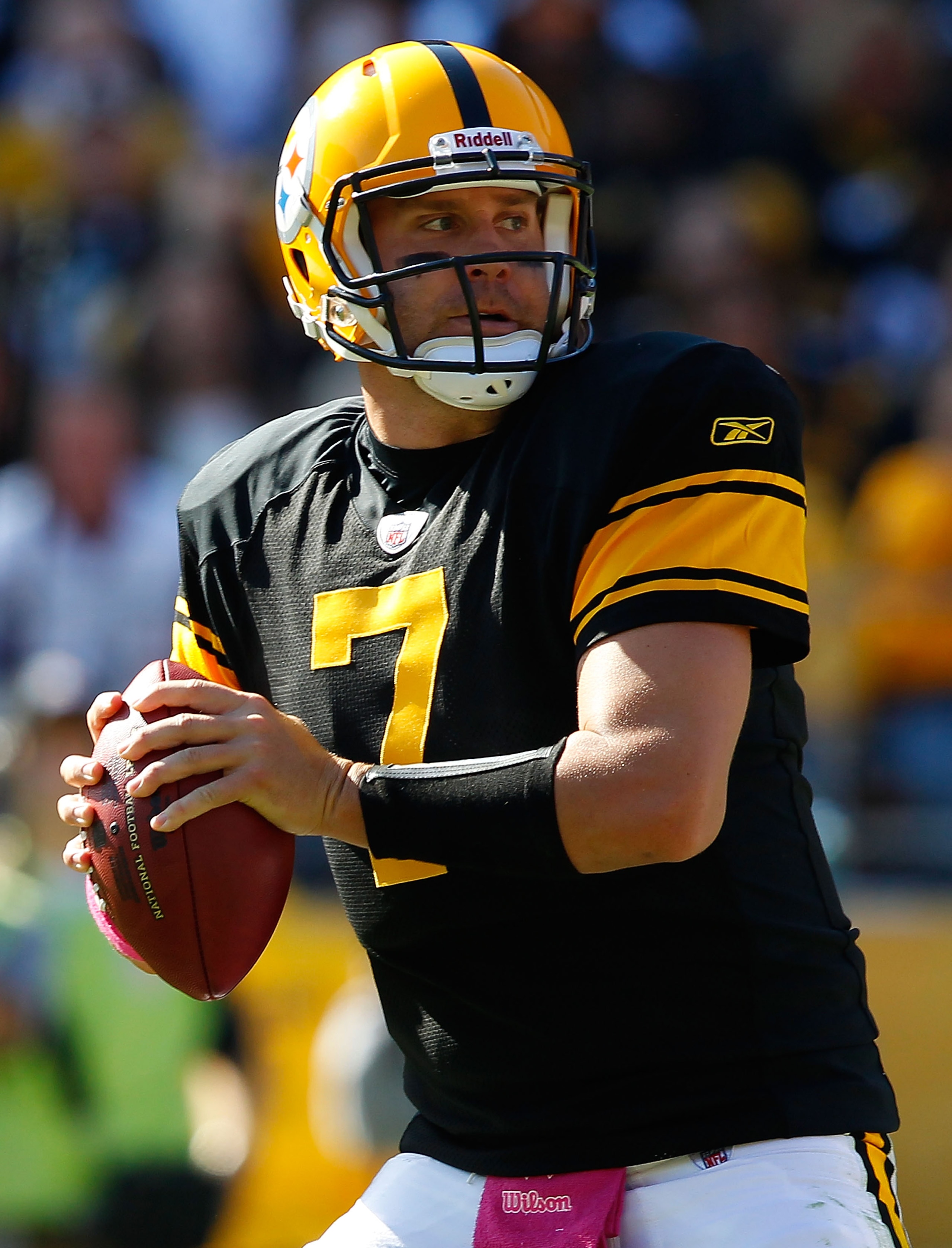 PITTSBURGH - OCTOBER 17:  Ben Roethlisberger #7 of the Pittsburgh Steelers drops back to pass against the Cleveland Browns during the game on October 17, 2010 at Heinz Field in Pittsburgh, Pennsylvania.  (Photo by Jared Wickerham/Getty Images)