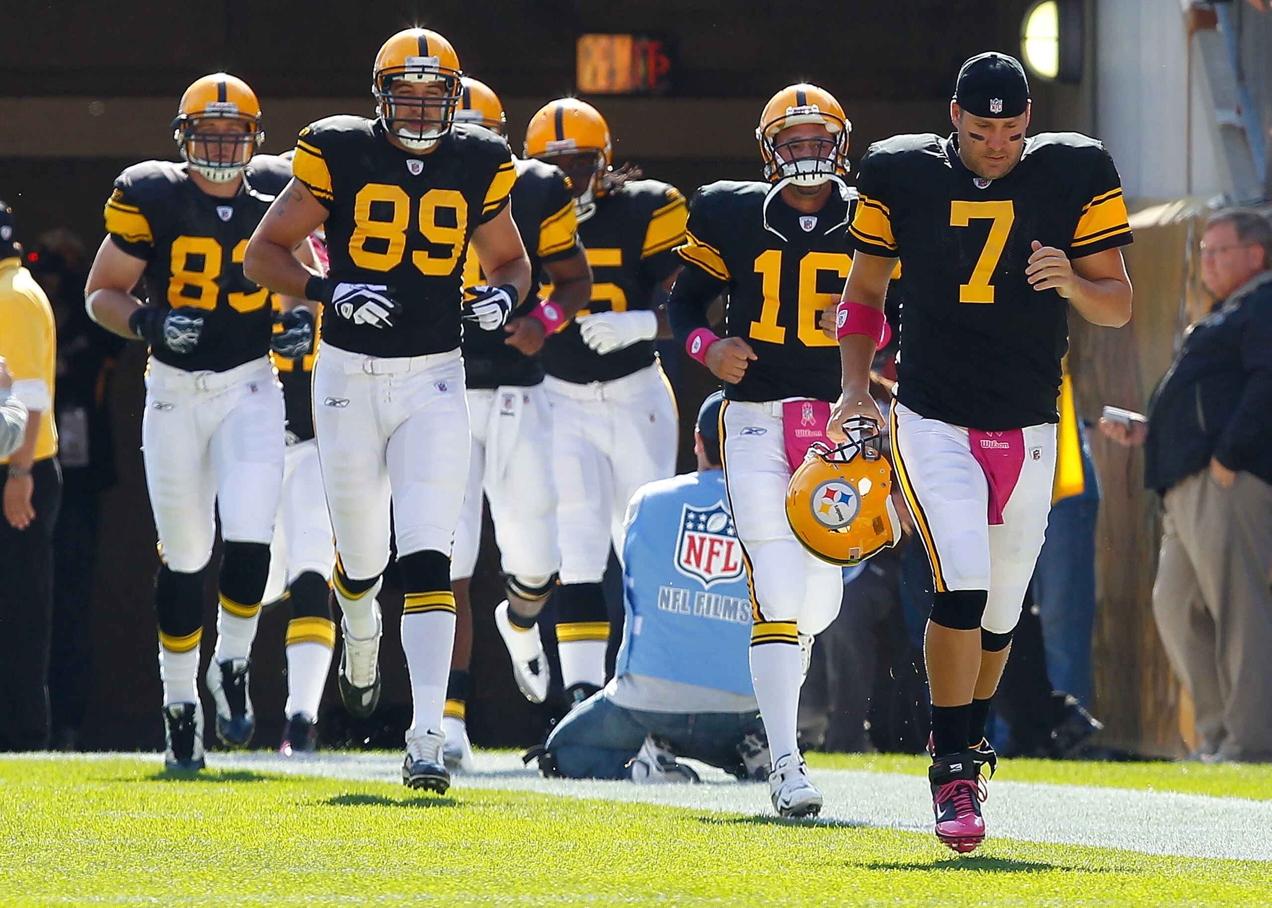 PITTSBURGH - OCTOBER 17:  Ben Roethlisberger #7 of the Pittsburgh Steelers runs onto the field before pregame warmups before the game against the Cleveland Browns on October 17, 2010 at Heinz Field in Pittsburgh, Pennsylvania.  (Photo by Jared Wickerham/G