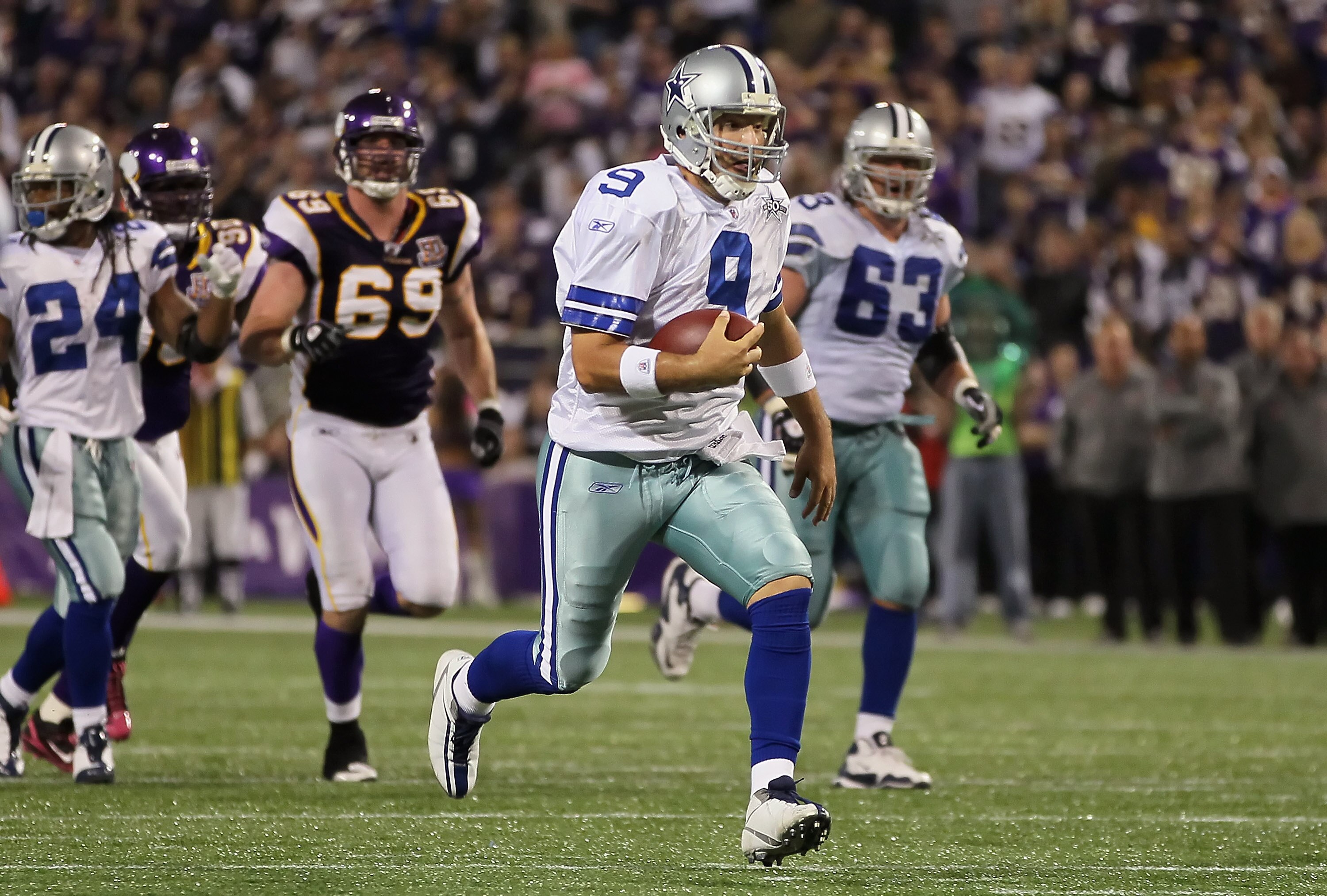 MINNEAPOLIS - OCTOBER 17:  Quarterback Tony Romo #9 of the Dallas Cowboys carries the ball in the second quarter against the Minnesota Vikings at Mall of America Field on October 17, 2010 in Minneapolis, Minnesota.  (Photo by Jeff Gross/Getty Images)