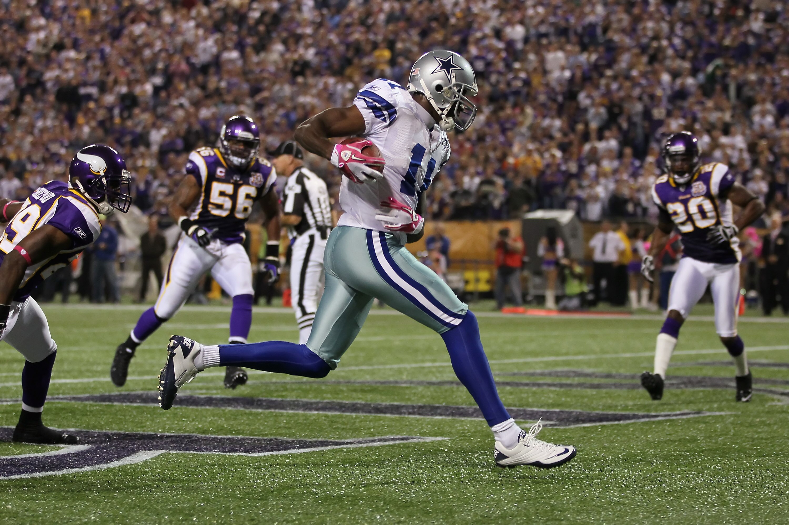 MINNEAPOLIS - OCTOBER 17:  Wide receiver Roy Williams #11 of the Dallas Cowboys catches his second touchdown pass of the game in the second quarter against the Minnesota Vikings at Mall of America Field on October 17, 2010 in Minneapolis, Minnesota.  (Pho