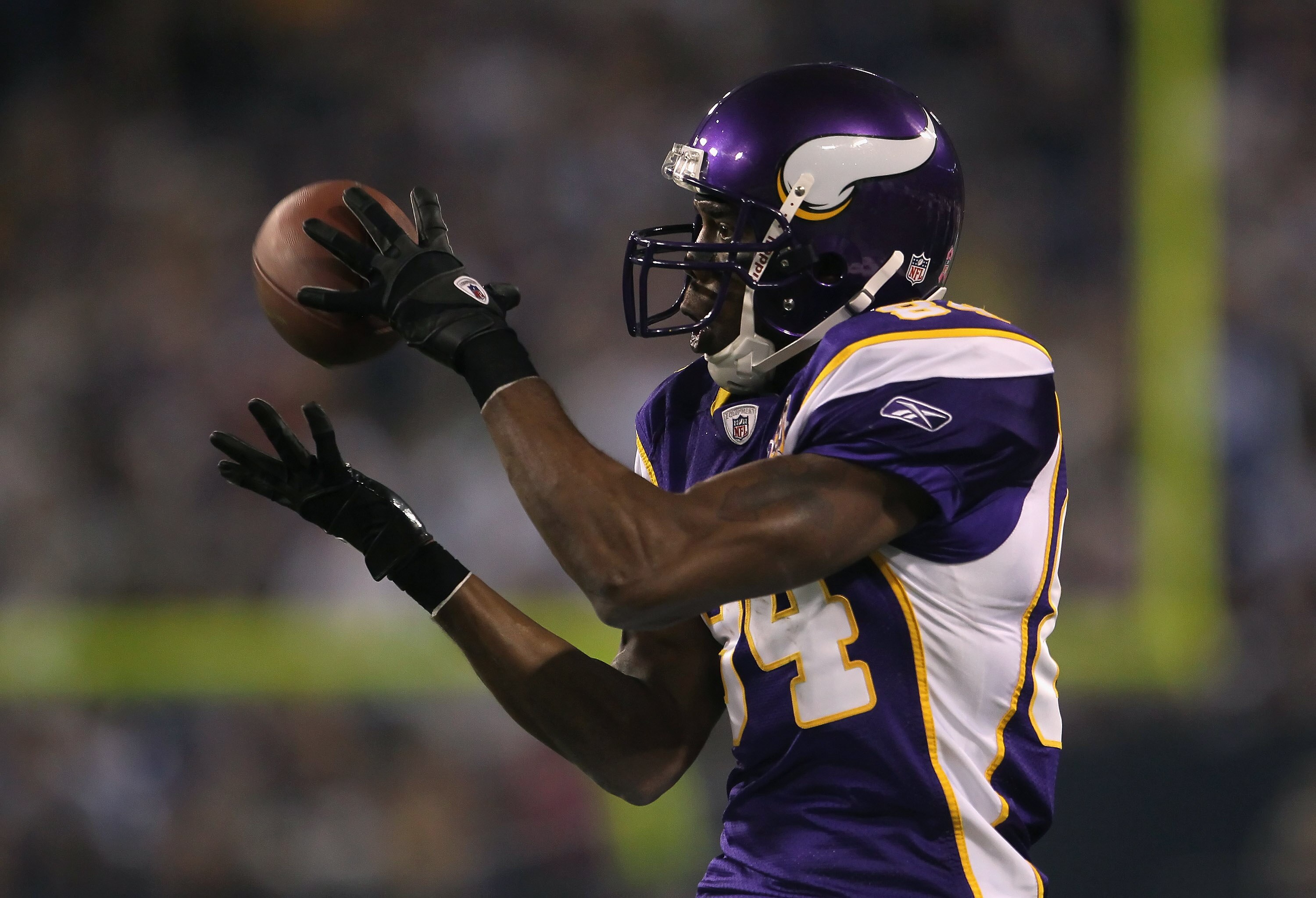 MINNEAPOLIS - OCTOBER 17:  Wide receiver Randy Moss #84 of the Minnesota Vikings catches a pass during the third quarter at Mall of America Field on October 17, 2010 in Minneapolis, Minnesota. The Vikings defeated the Cowboys 24-21.  (Photo by Jeff Gross/