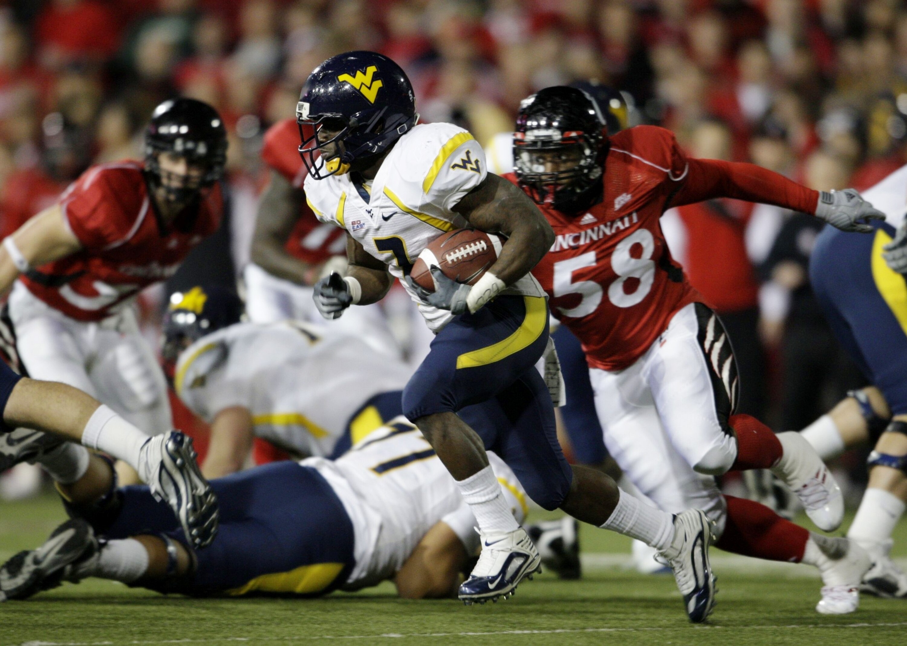 CINCINNATI - NOVEMBER 13:  Runningback Noel Devine #7 of the West Virginia Mountaineers rushes in the second quarter of the game against the Cincinnati Bearcats in at Nippert Stadium on November 13, 2009 in Cincinnati, Ohio.  (Photo by Andy Lyons/Getty Im