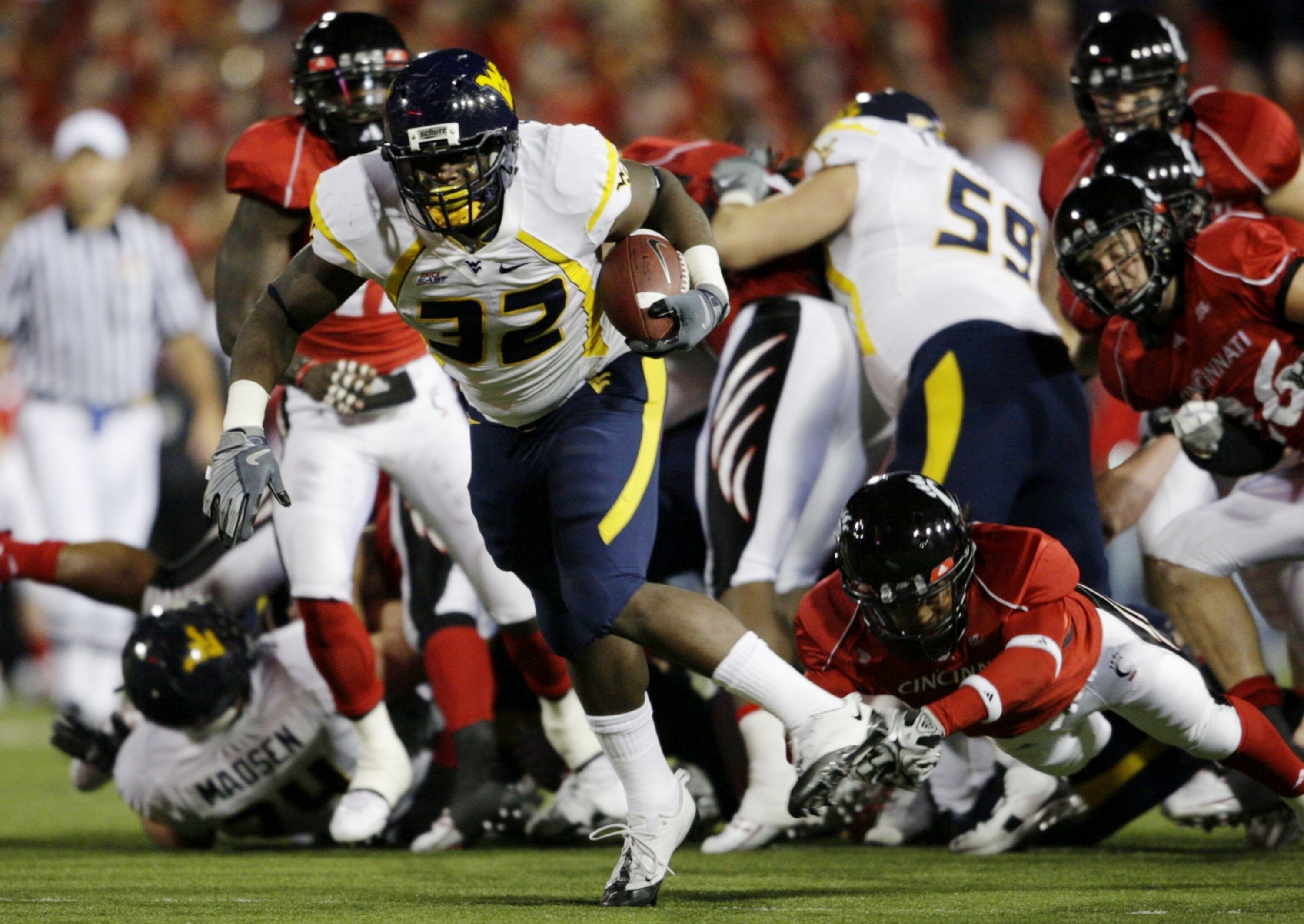CINCINNATI - NOVEMBER 13:  Ryan Clarke #32 of the West Virginia Mountaineers rushes for a 37 yard touchdown in the second quarter of the game against the Cincinnati Bearcats in at Nippert Stadium on November 13, 2009 in Cincinnati, Ohio.  (Photo by Andy L