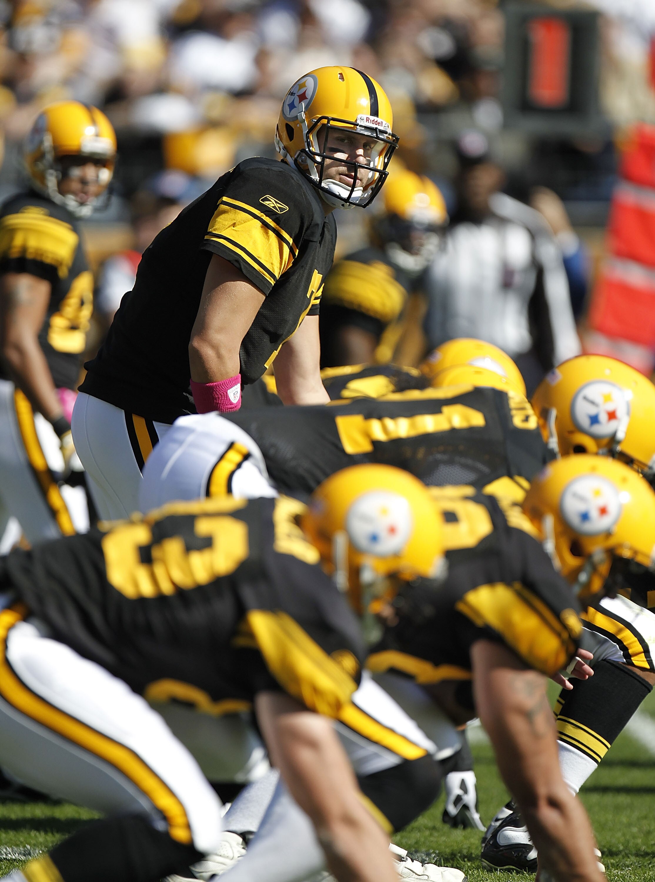 PITTSBURGH - OCTOBER 17:  Ben Roethlisberger #7 of the Pittsburgh Steelers looks on at the line of scrimage while playing the Cleveland Browns on October 17, 2010 at Heinz Field in Pittsburgh, Pennsylvania.  (Photo by Gregory Shamus/Getty Images)