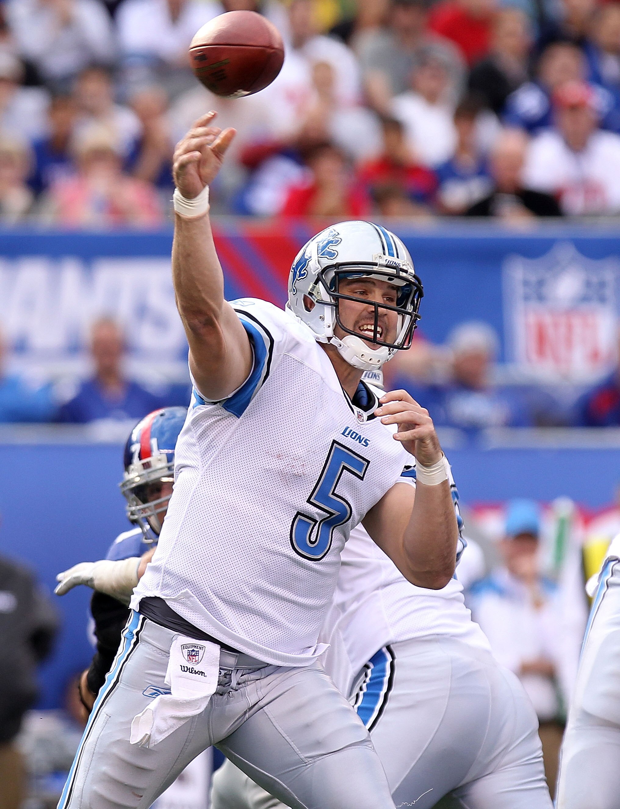 EAST RUTHERFORD, NJ - OCTOBER 17:  Drew Stanton #5 of the Detroit Lions passes the ball against the New York Giants at New Meadowlands Stadium on October 17, 2010 in East Rutherford, New Jersey.  (Photo by Nick Laham/Getty Images)