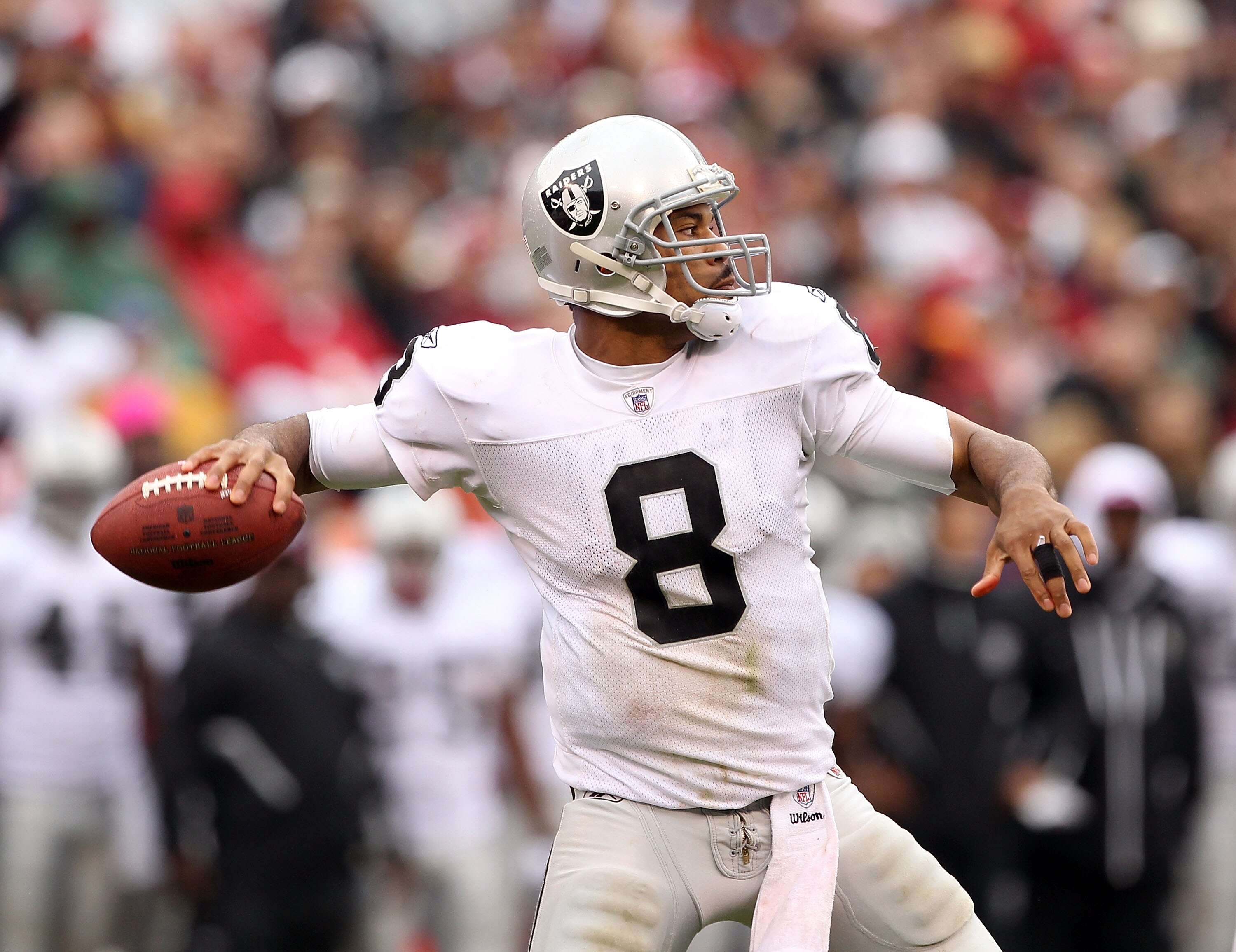 SAN FRANCISCO - OCTOBER 17:  Jason Campbell #8 of the Oakland Raiders passes the ball against the San Francisco 49ers at Candlestick Park on October 17, 2010 in San Francisco, California.  (Photo by Ezra Shaw/Getty Images)
