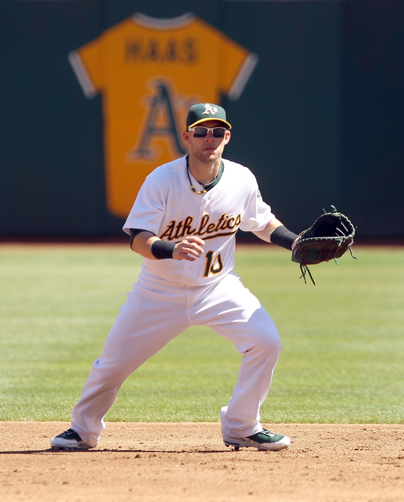 OAKLAND, CA - SEPTEMBER 06:  Daric Barton #10 of the Oakland Athletics in action against the Seattle Mariners at the Oakland-Alameda County Coliseum on September 6, 2010 in Oakland, California.  (Photo by Ezra Shaw/Getty Images)