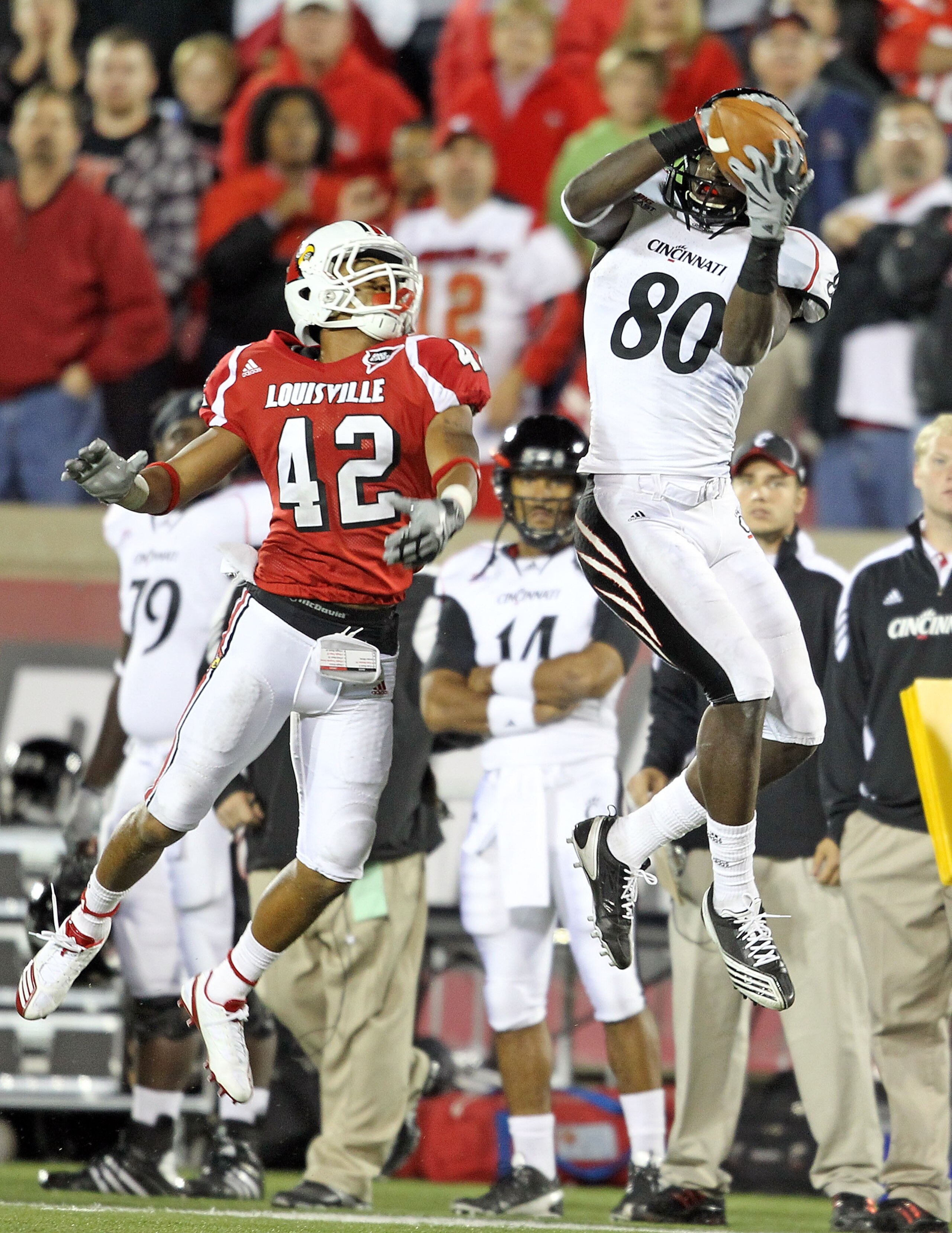 LOUISVILLE, KY - OCTOBER 15:  Armon Binns # 80 of the Cincinnati Bearcats catches a touchdown pass during the Big East Conference game while defended by Bobby Burns #42 of the Louisville Cardinals at Papa John's Cardinal Stadium on October 15, 2010 in Lou