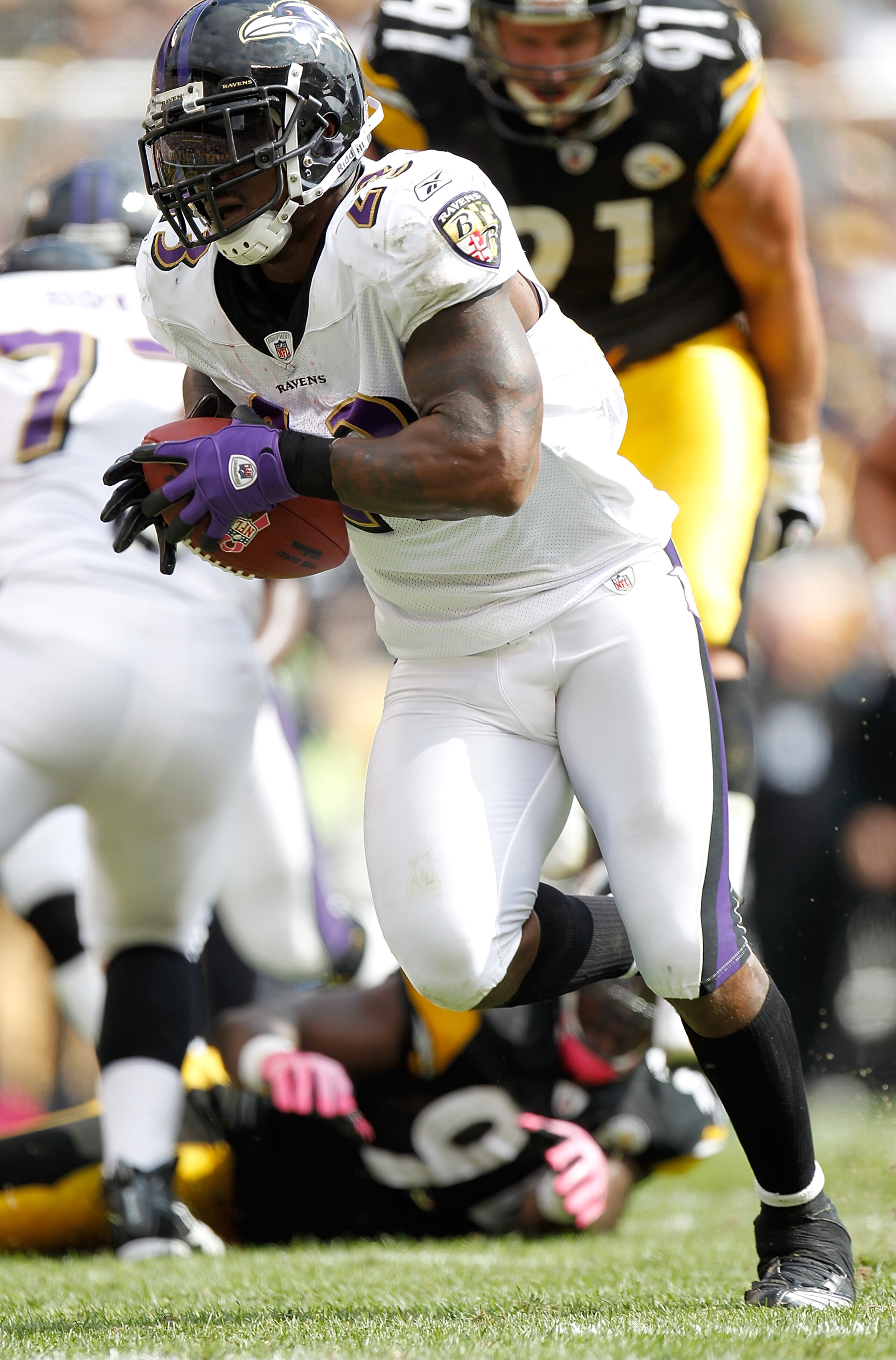 PITTSBURGH - OCTOBER 03: Willis McGahee #25 of the Baltimore Ravens carries the ball during the game against the Pittsburgh Steelers on October 3, 2010 at Heinz Field in Pittsburgh, Pennsylvania. (Photo by Gregory Shamus/Getty Images)
