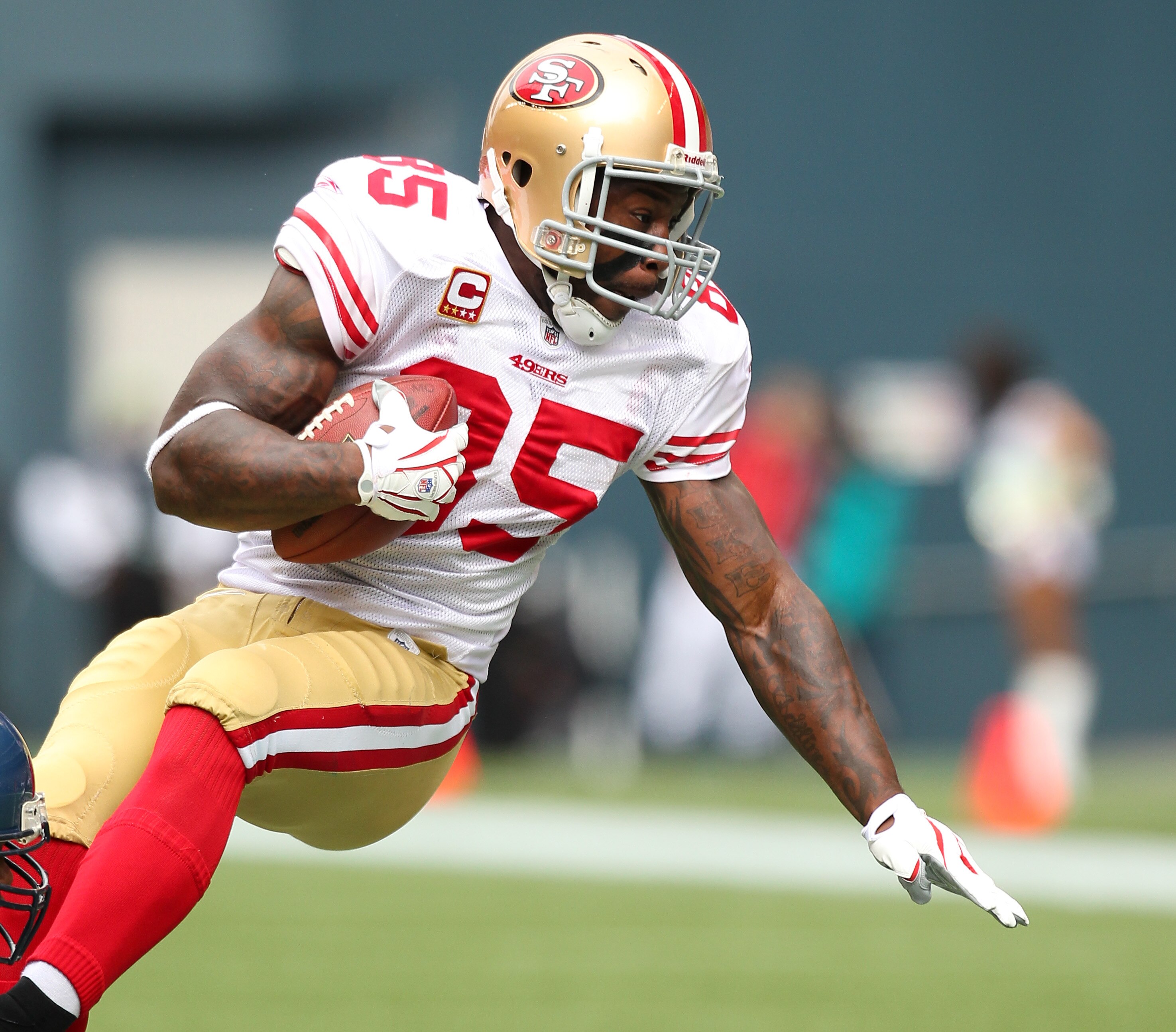 SEATTLE - SEPTEMBER 12:  Tight end Vernon Davis #85 of the San Francisco 49ers rushes during the NFL season opener against the Seattle Seahawks at Qwest Field on September 12, 2010 in Seattle, Washington. (Photo by Otto Greule Jr/Getty Images)