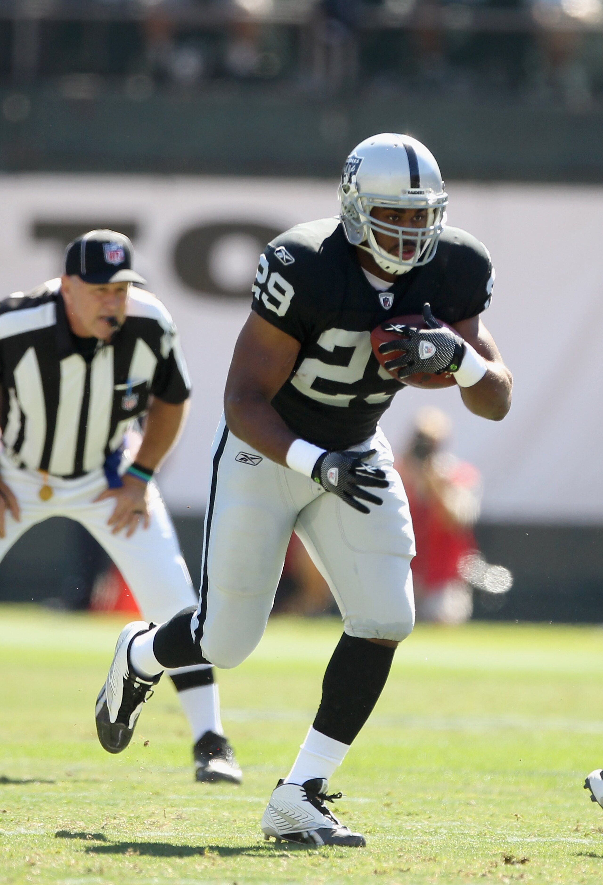 OAKLAND, CA - OCTOBER 10:  Michael Bush #29 of the Oakland Raiders runs with the ball against the San Diego Chargers at Oakland-Alameda County Coliseum on October 10, 2010 in Oakland, California.  (Photo by Ezra Shaw/Getty Images)