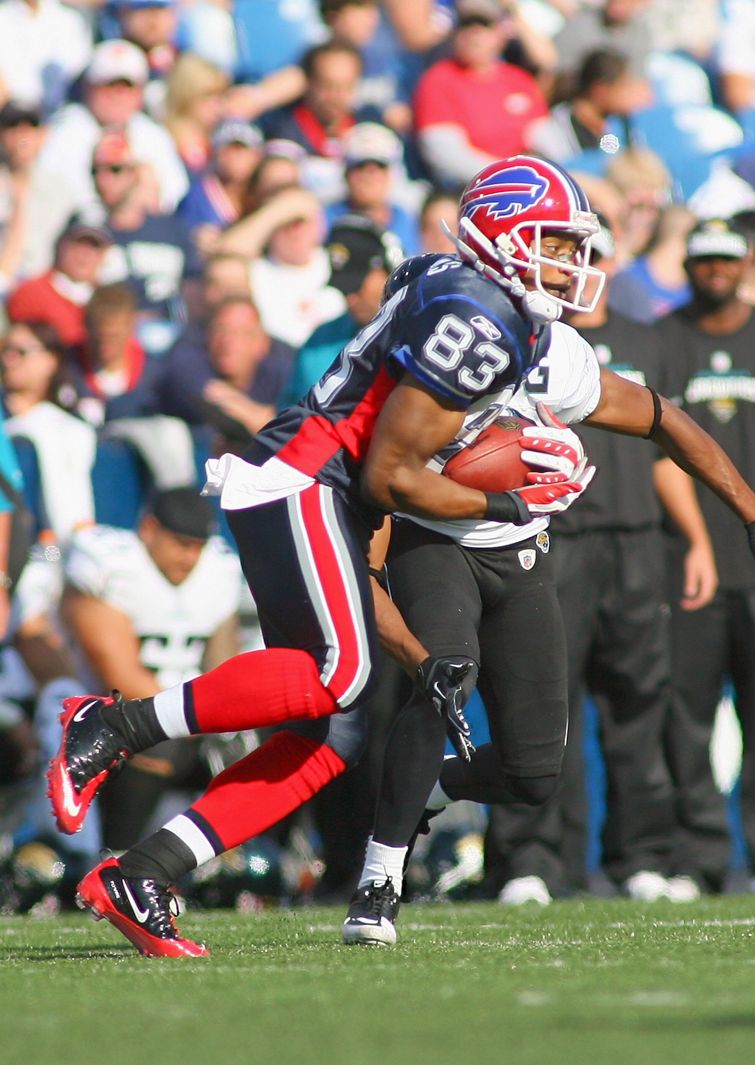 ORCHARD PARK, NY - OCTOBER 10: Lee Evans #83 of the Buffalo Bills makes a catch against the Jacksonville Jaguars at Ralph Wilson Stadium on October 10, 2010 in Orchard Park, New York.  (Photo by Rick Stewart/Getty Images)