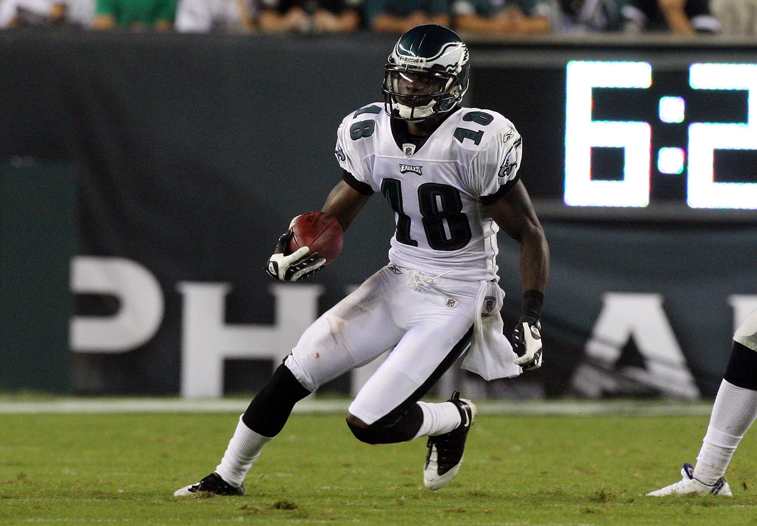 PHILADELPHIA - AUGUST 13:  Jeremy Maclin #18 of the Philadelphia Eagles runs the ball against the New England Patriots on August 13, 2009 at Lincoln Financial Field in Philadelphia, Pennsylvania.  (Photo by Jim McIsaac/Getty Images)