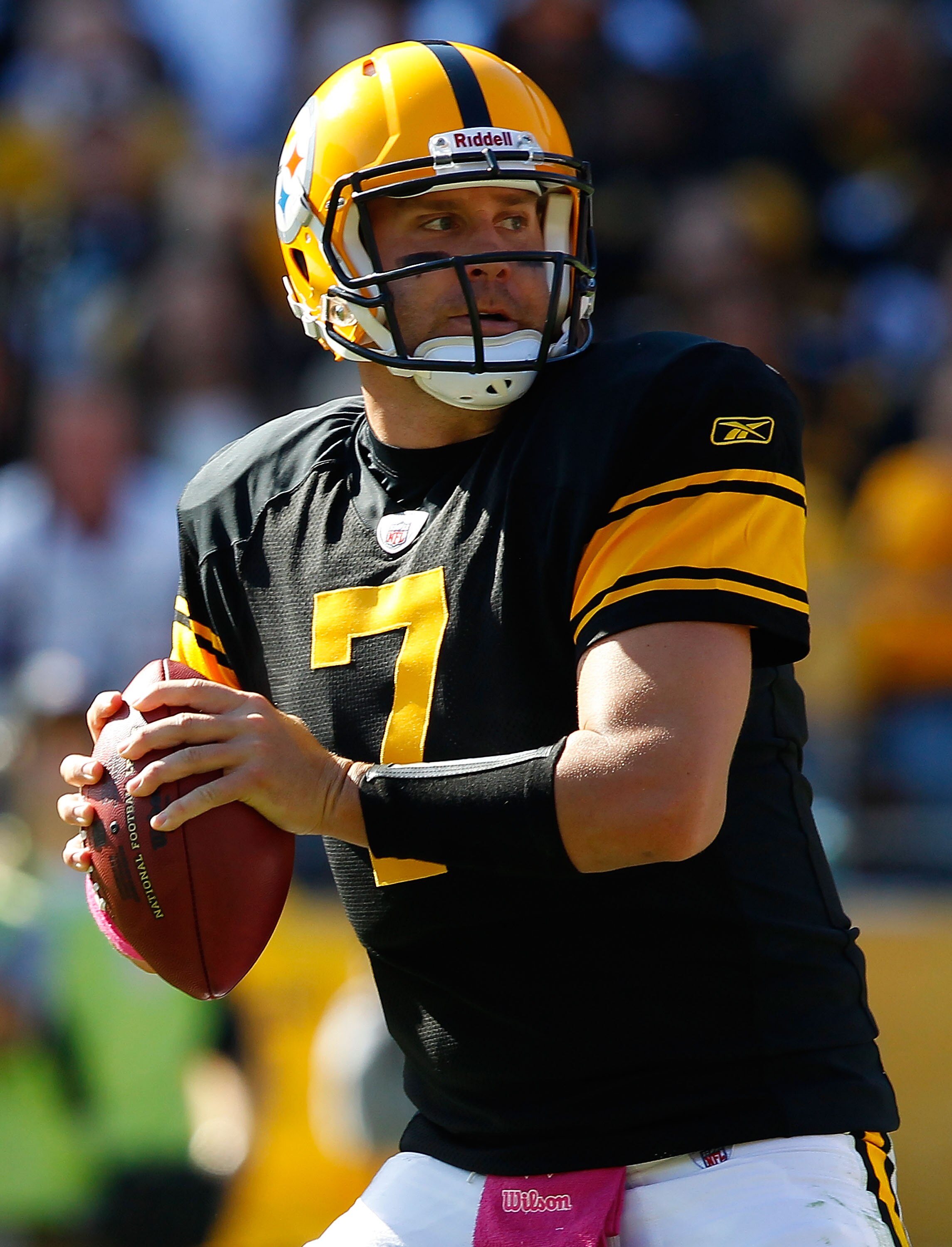 PITTSBURGH - OCTOBER 17:  Ben Roethlisberger #7 of the Pittsburgh Steelers drops back to pass against the Cleveland Browns during the game on October 17, 2010 at Heinz Field in Pittsburgh, Pennsylvania.  (Photo by Jared Wickerham/Getty Images)