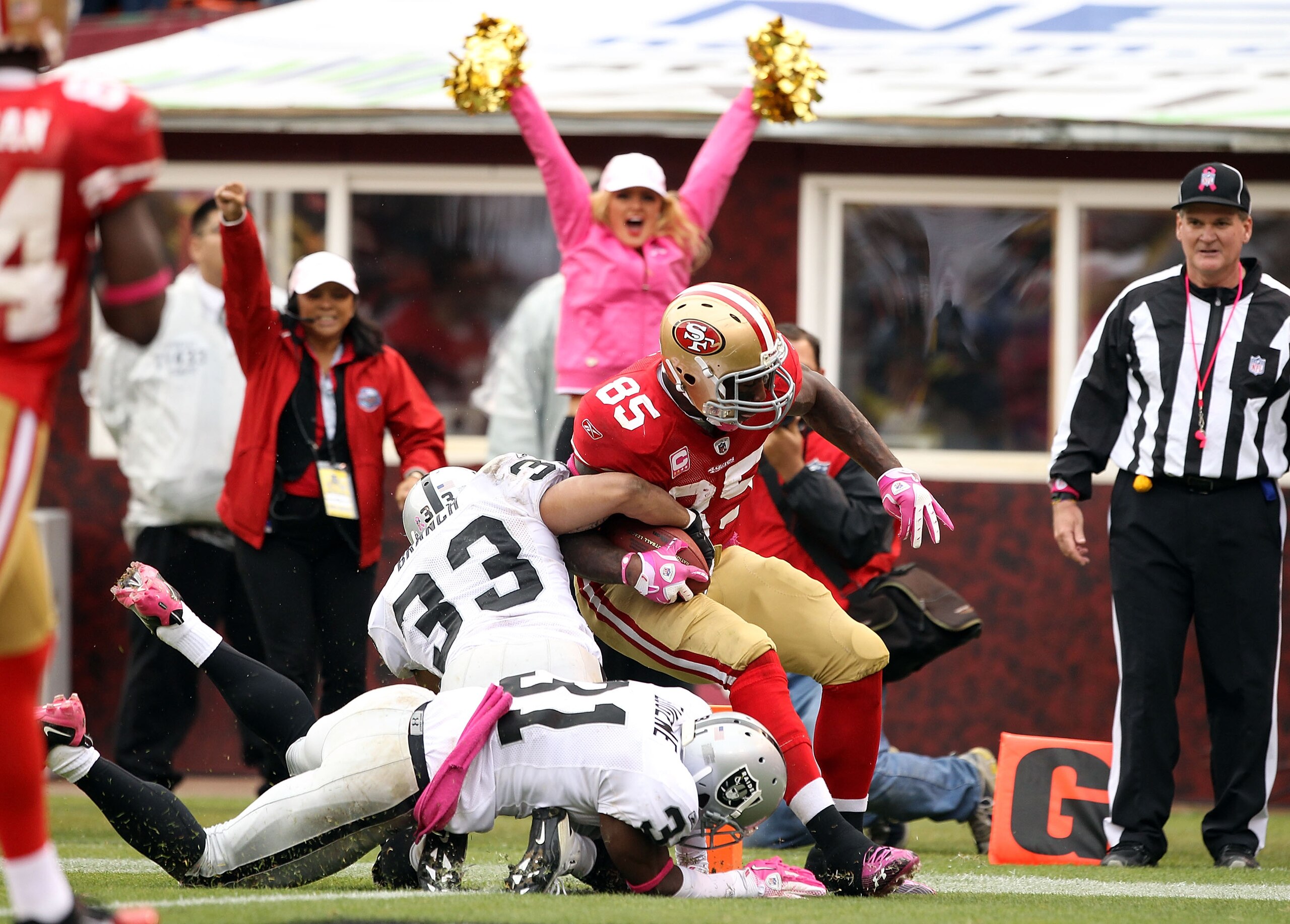SAN FRANCISCO - OCTOBER 17:  Vernon Davis #85 of the San Francisco 49ers scores a touchdown on Tyvon Branch #33 and Hiram Eugene #31 of the Oakland Raiders at Candlestick Park on October 17, 2010 in San Francisco, California.  (Photo by Ezra Shaw/Getty Im