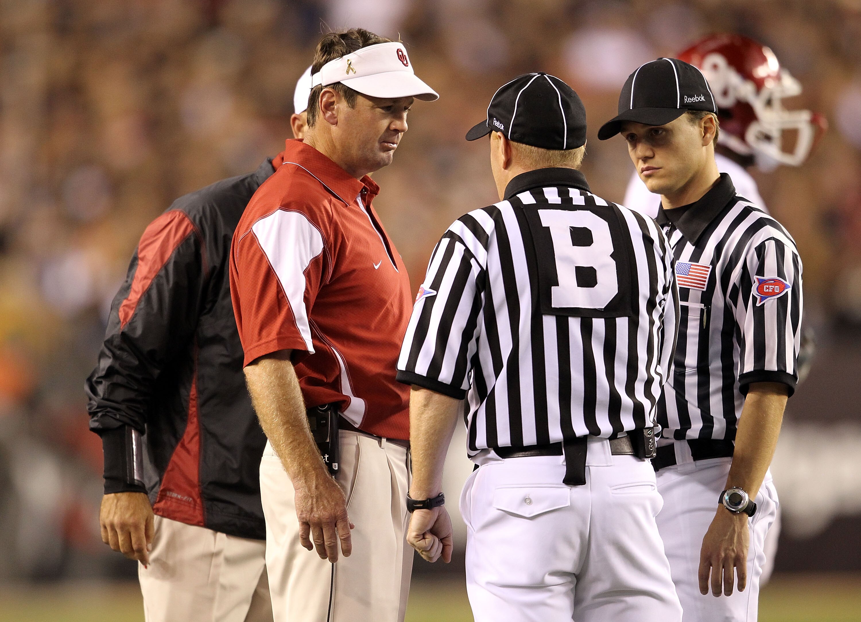 CINCINNATI - SEPTEMBER 25:  Bob Stoops the Head Coach of the Oklahoma Sooners talks with the game officals during the game against the Cincinnati Bearcats at Paul Brown Stadium on September 25, 2010 in Cincinnati, Ohio.  (Photo by Andy Lyons/Getty Images)