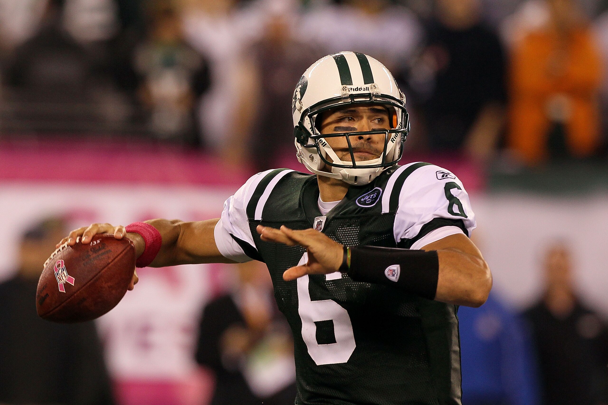 EAST RUTHERFORD, NJ - OCTOBER 11:  Mark Sanchez #6 of the New York Jets throws a pass against the Minnesota Vikings at New Meadowlands Stadium on October 11, 2010 in East Rutherford, New Jersey.  (Photo by Jim McIsaac/Getty Images)