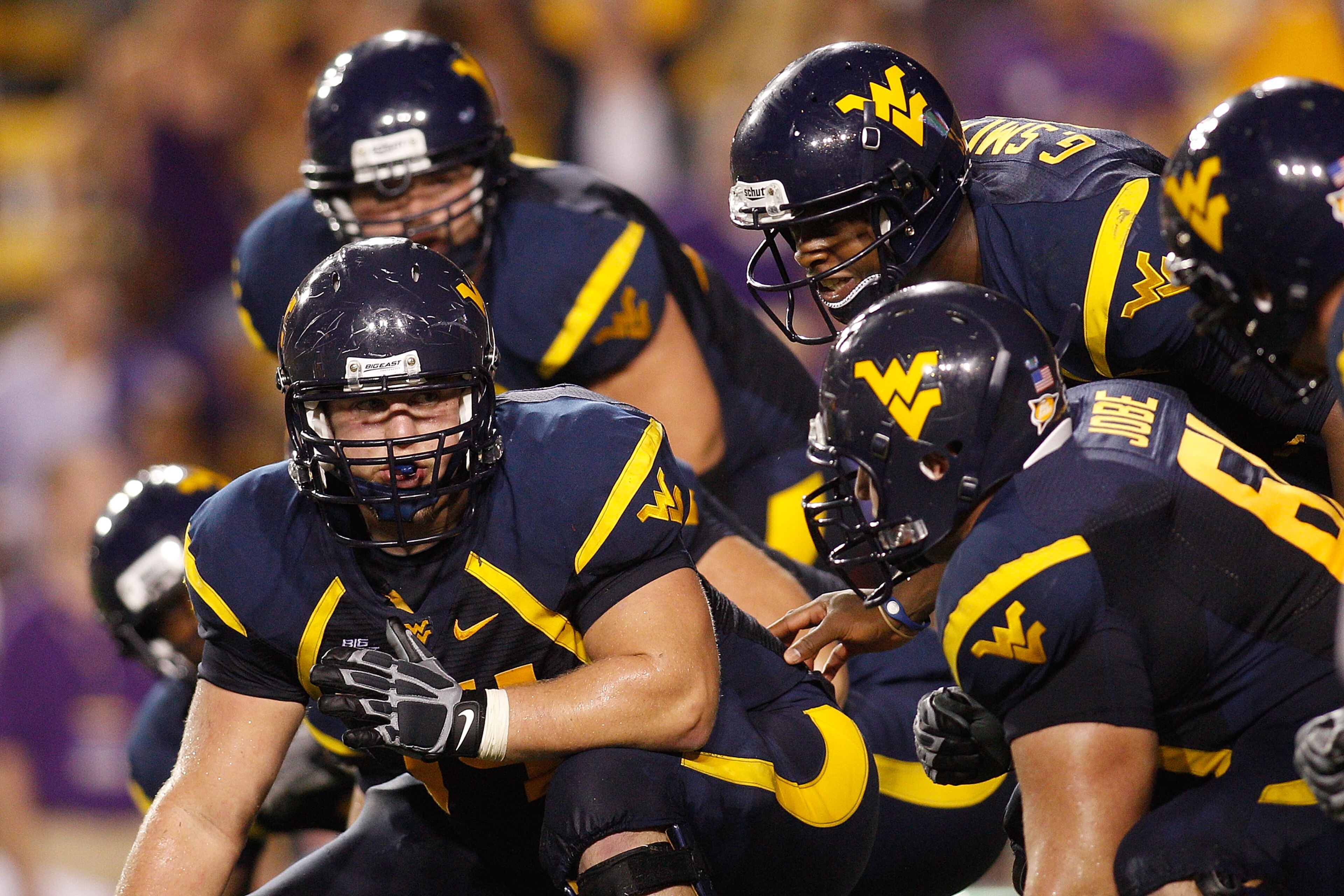 BATON ROUGE, LA - SEPTEMBER 25:  Quarterback Geno Smith #12 of the West Virginia Mountaineers in action against the Louisiana State University Tigers at Tiger Stadium on September 25, 2010 in Baton Rouge, Louisiana.  (Photo by Chris Graythen/Getty Images)