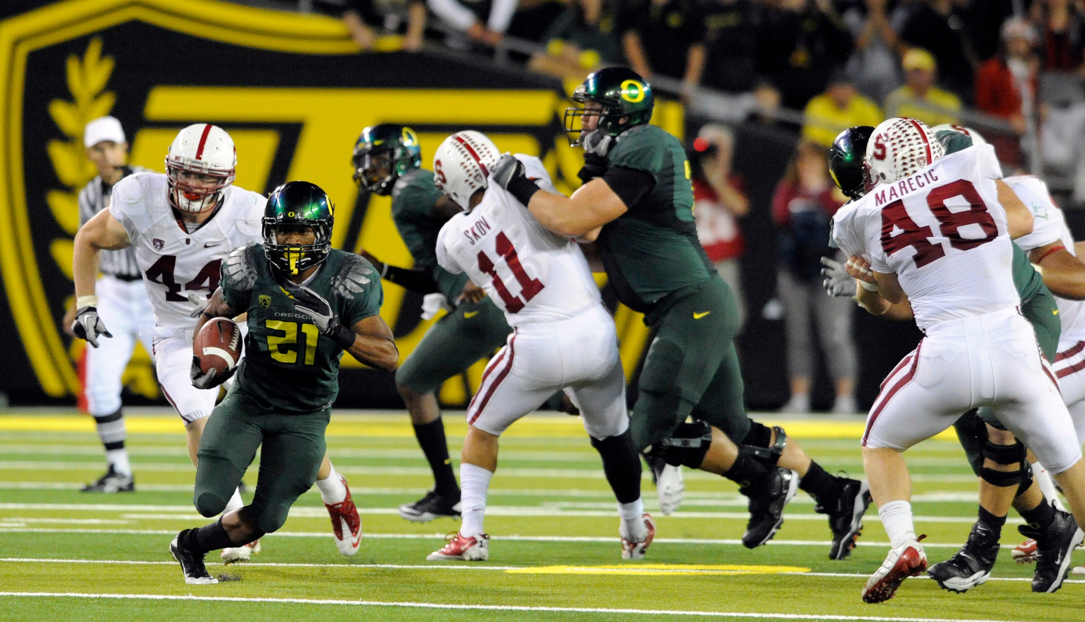 EUGENE, OR - OCTOBER 2: Running back LaMichael James #21 of the Oregon Ducks breaks into the open as linebacker Chase Thomas #44, linebacker Shane Skov #11 and linebacker Owen Merecic #48 of the Stanford Cardinal try to catch him during the third quarter 