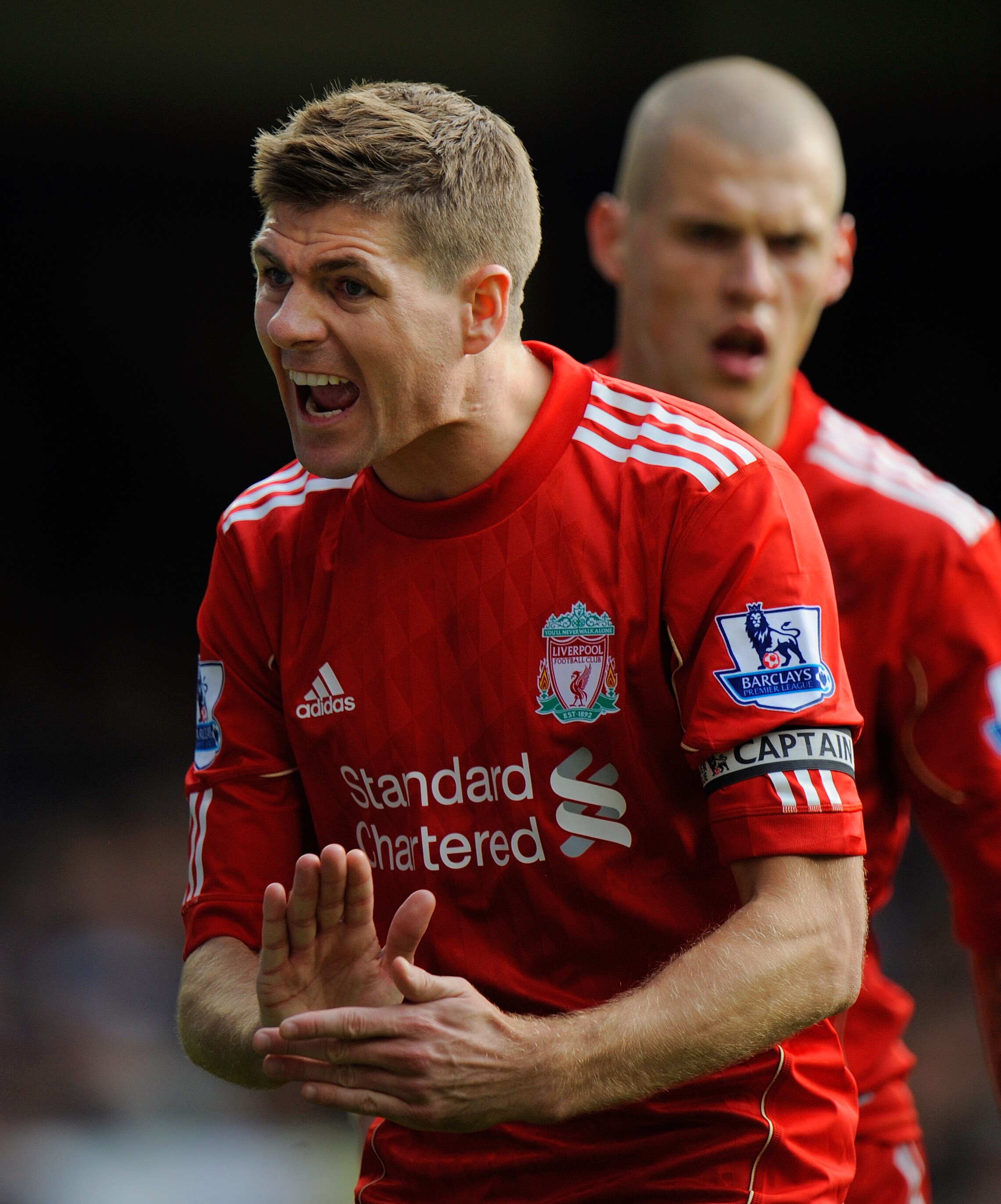 LIVERPOOL, ENGLAND - OCTOBER 17: Steven Gerrard of Liverpool shouts at team mates during the Barclays Premier League match between Everton and Liverpool at Goodison Park on October 17, 2010 in Liverpool, England.  (Photo by Michael Regan/Getty Images)