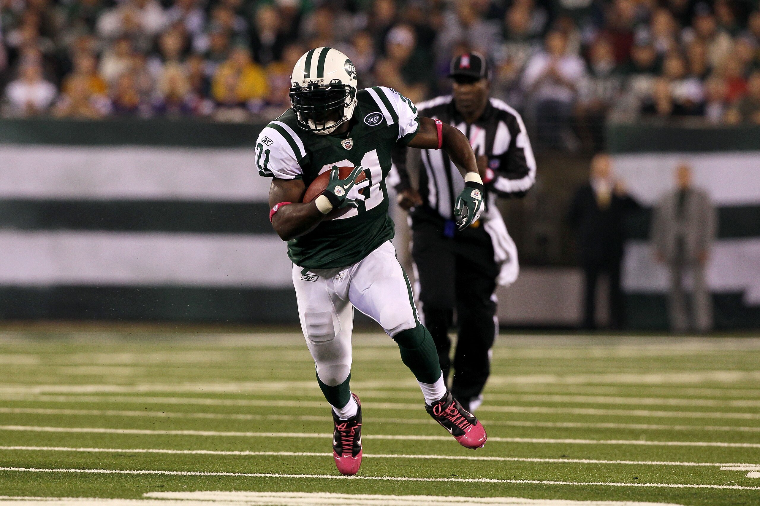 EAST RUTHERFORD, NJ - OCTOBER 11:  LaDainian Tomlinson #21 of the New York Jets runs the ball against the Minnesota Vikings at New Meadowlands Stadium on October 11, 2010 in East Rutherford, New Jersey. The Jets won 29-20.  (Photo by Jim McIsaac/Getty Ima