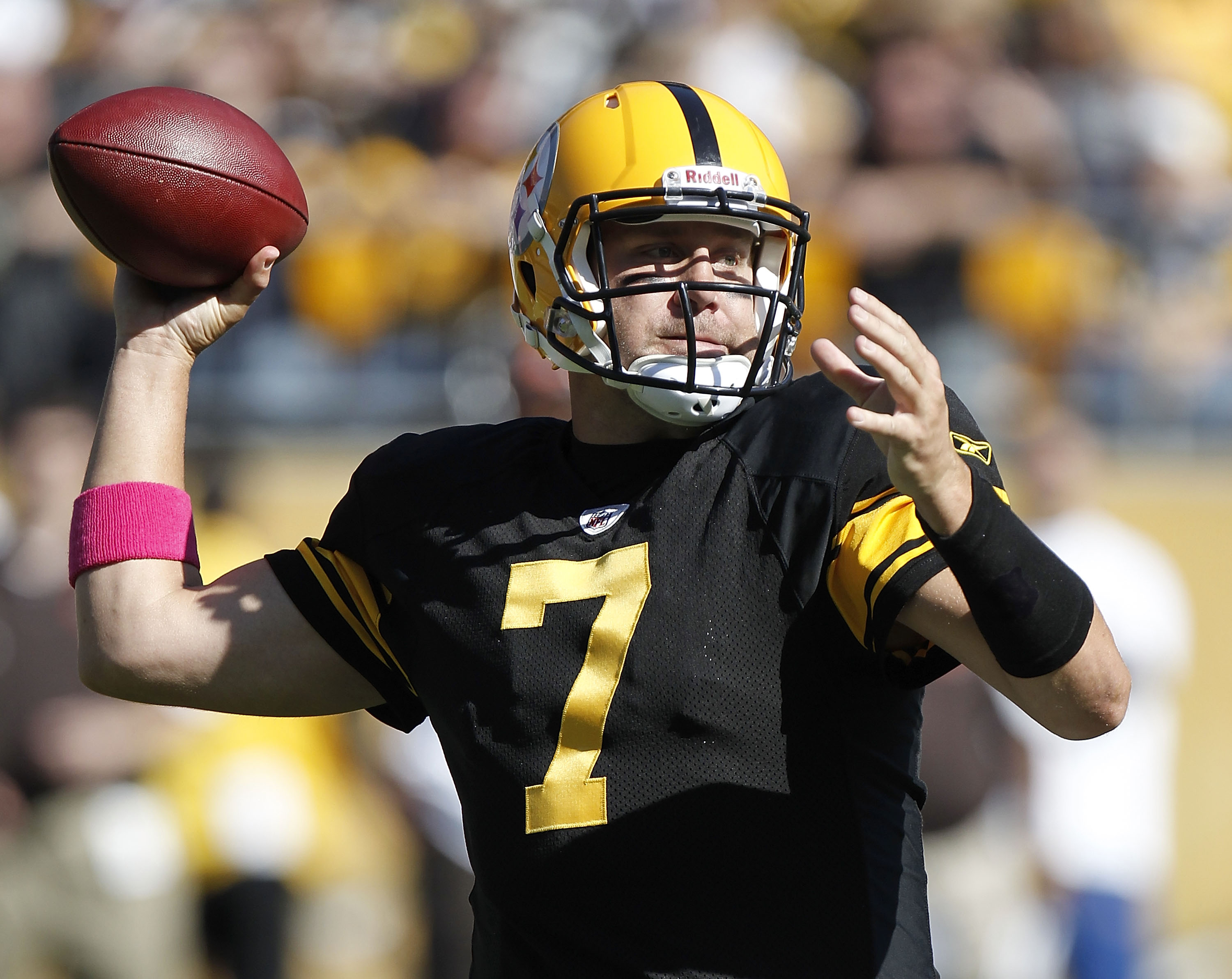 PITTSBURGH - OCTOBER 17:  Ben Roethlisberger #7 of the Pittsburgh Steelers thows a first quarter pass while playing the Cleveland Browns on October 17, 2010 at Heinz Field in Pittsburgh, Pennsylvania.  (Photo by Gregory Shamus/Getty Images)