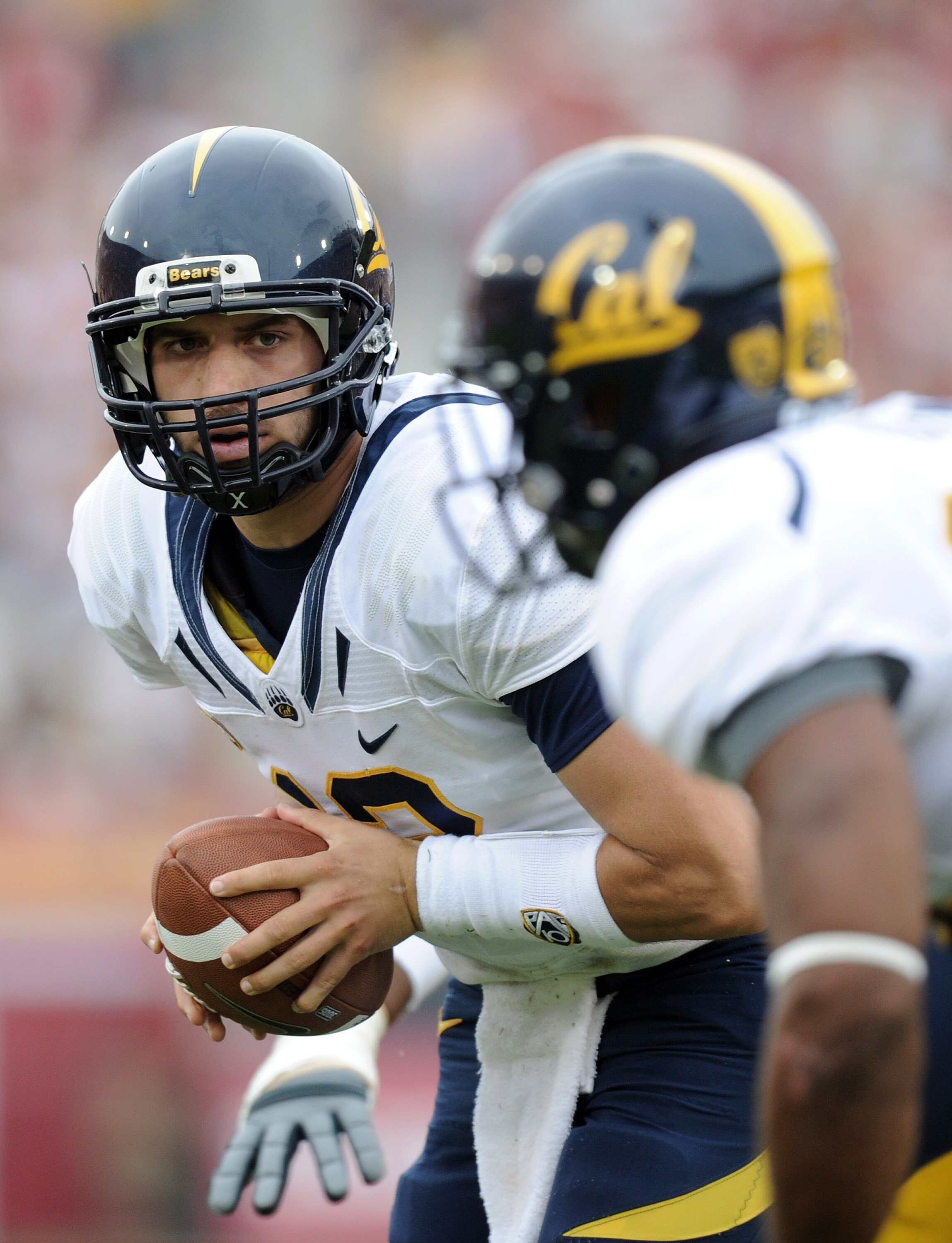 LOS ANGELES, CA - OCTOBER 16:  Kevin Riley #13 of the California Golden Bears prepares to handoff to Shane Vereen #34 against the USC Trojans during the first quarter at Los Angeles Memorial Coliseum on October 16, 2010 in Los Angeles, California.  (Photo