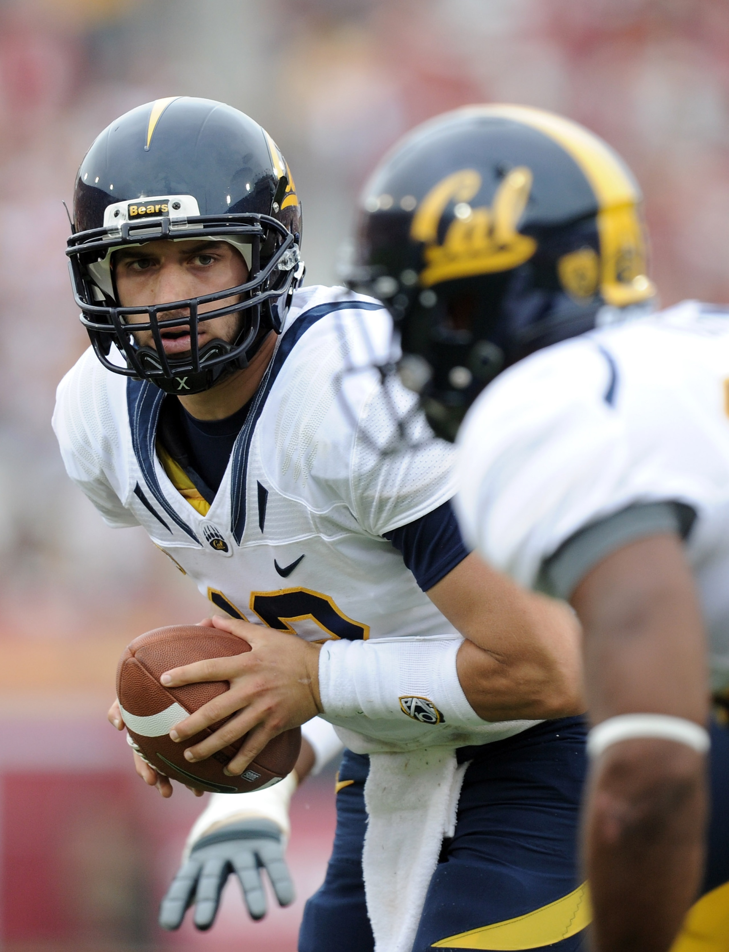 LOS ANGELES, CA - OCTOBER 16:  Kevin Riley #13 of the California Golden Bears prepares to handoff to Shane Vereen #34 against the USC Trojans during the first quarter at Los Angeles Memorial Coliseum on October 16, 2010 in Los Angeles, California.  (Photo